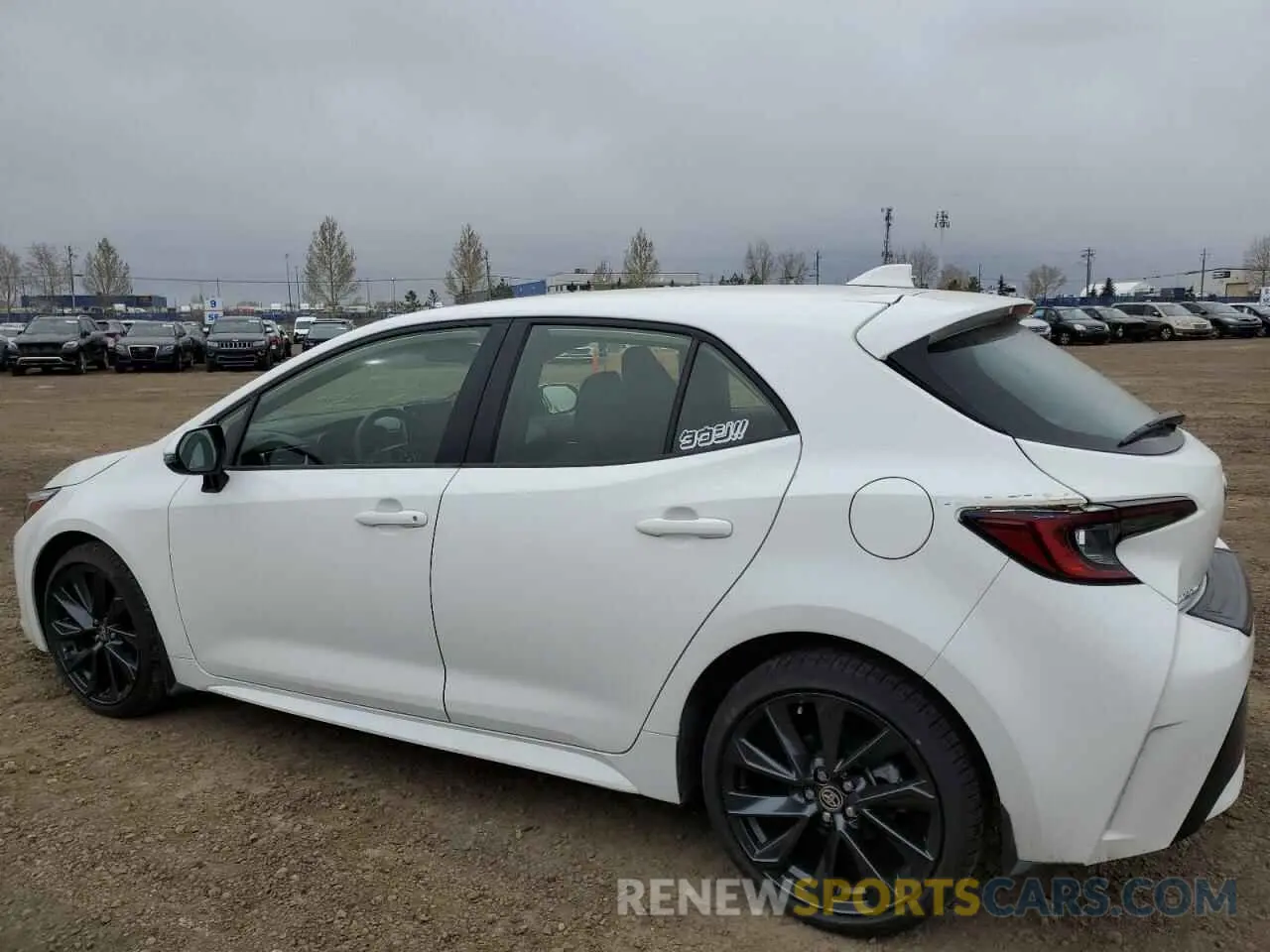 2 fotografías del automóvil dañado JTNK4MBE8P3205003 TOYOTA COROLLA 2023