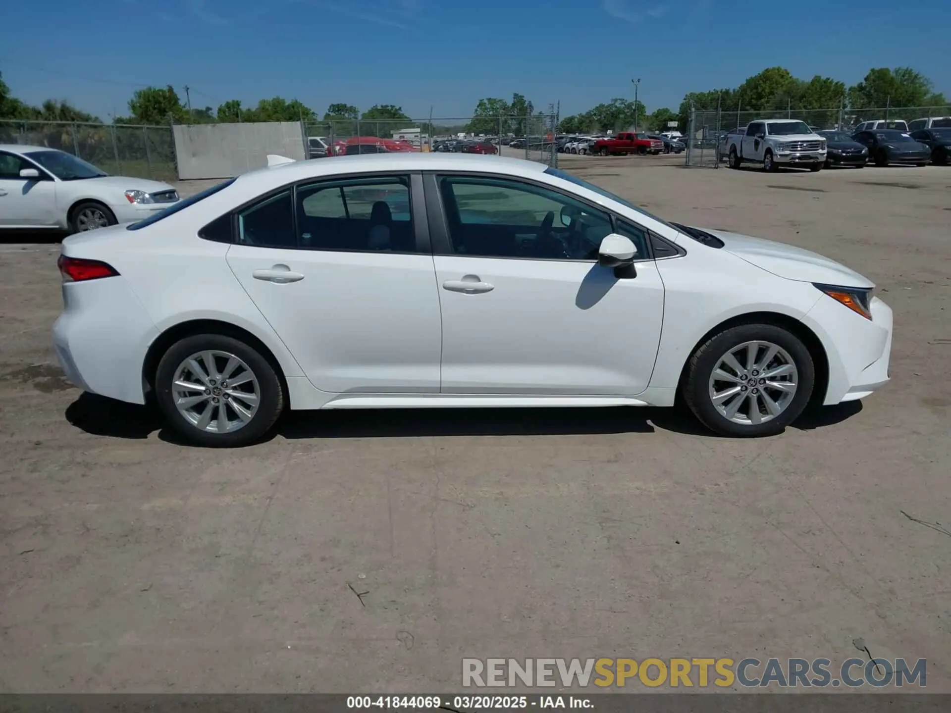 13 fotografías del automóvil dañado 5YFB4MDE1RP081166 TOYOTA COROLLA 2024