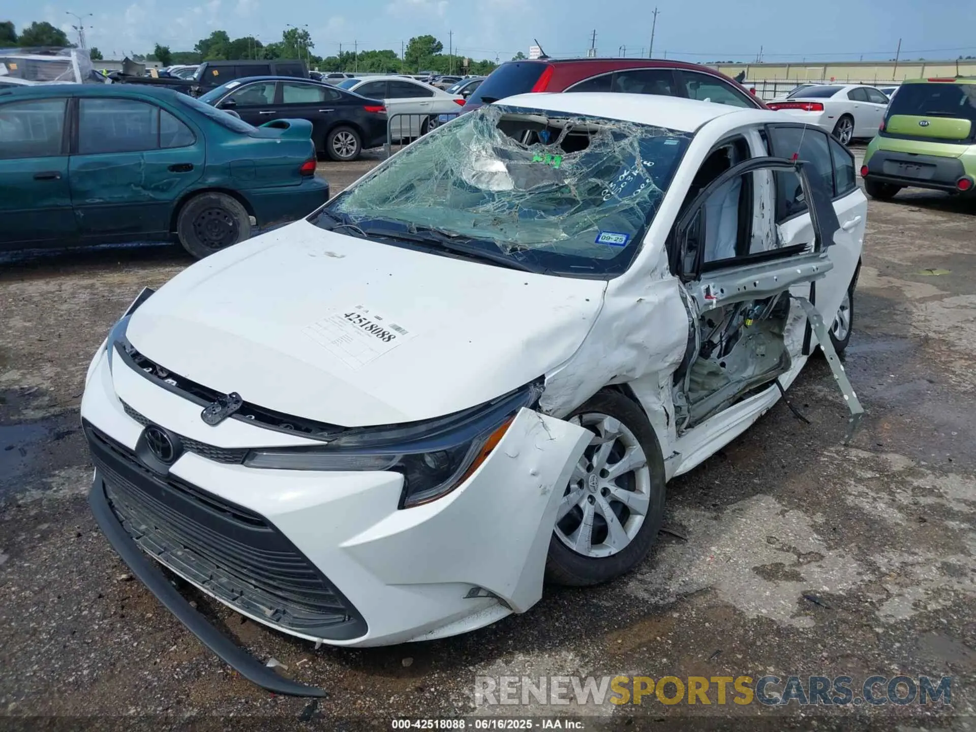 2 fotografías del automóvil dañado 5YFB4MDE3RP088832 TOYOTA COROLLA 2024