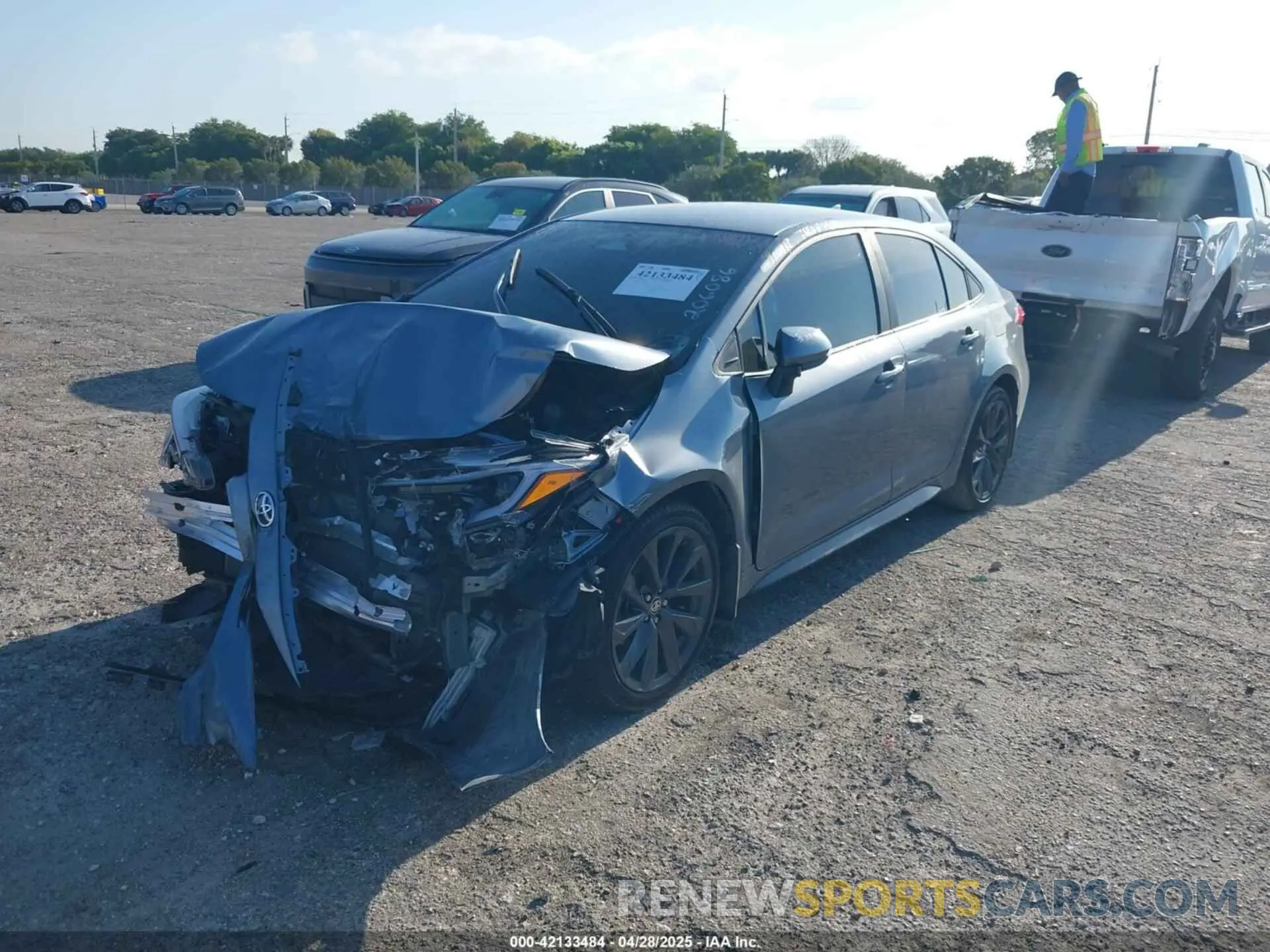2 fotografías del automóvil dañado 5YFS4MCE3RP206086 TOYOTA COROLLA 2024