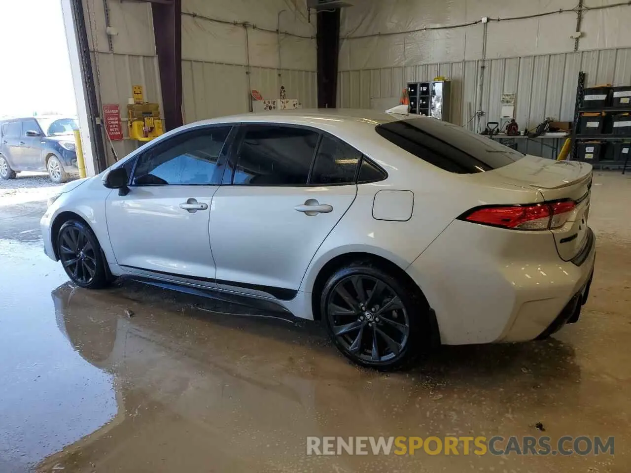2 fotografías del automóvil dañado 5YFS4MCE3RP210252 TOYOTA COROLLA 2024