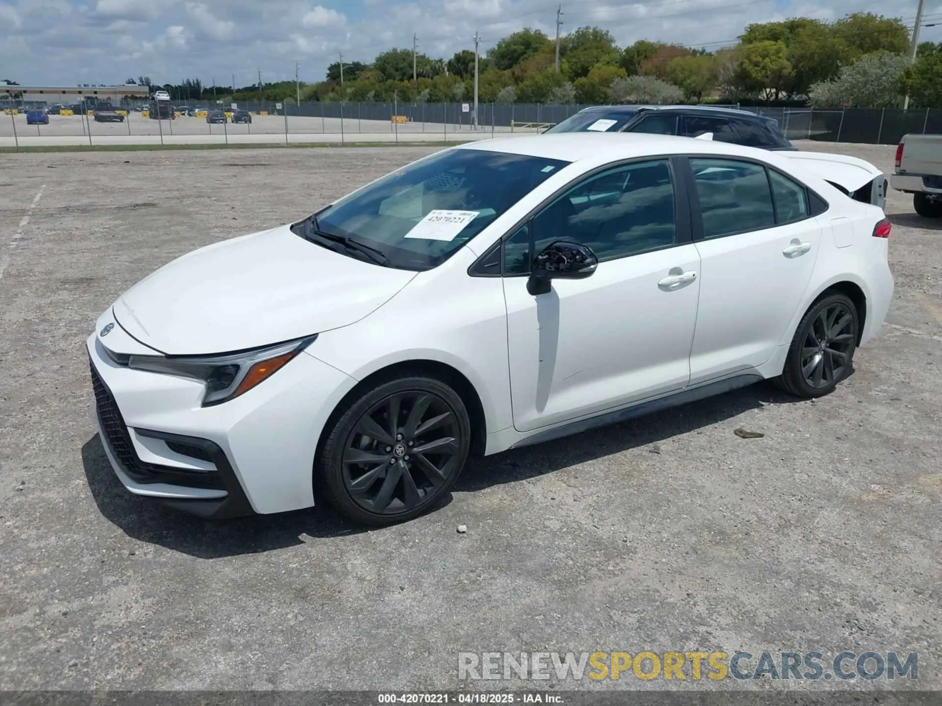 2 fotografías del automóvil dañado 5YFS4MCE5RP182874 TOYOTA COROLLA 2024