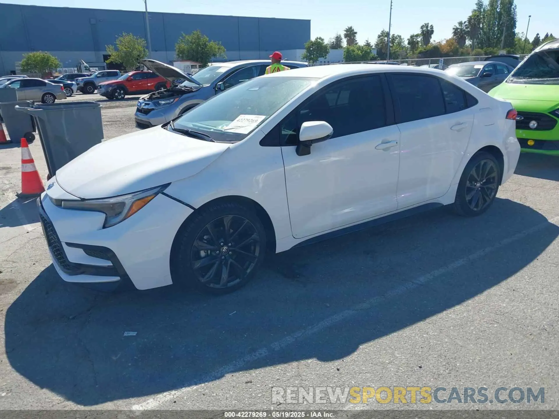 2 fotografías del automóvil dañado 5YFS4MCE9RP205640 TOYOTA COROLLA 2024