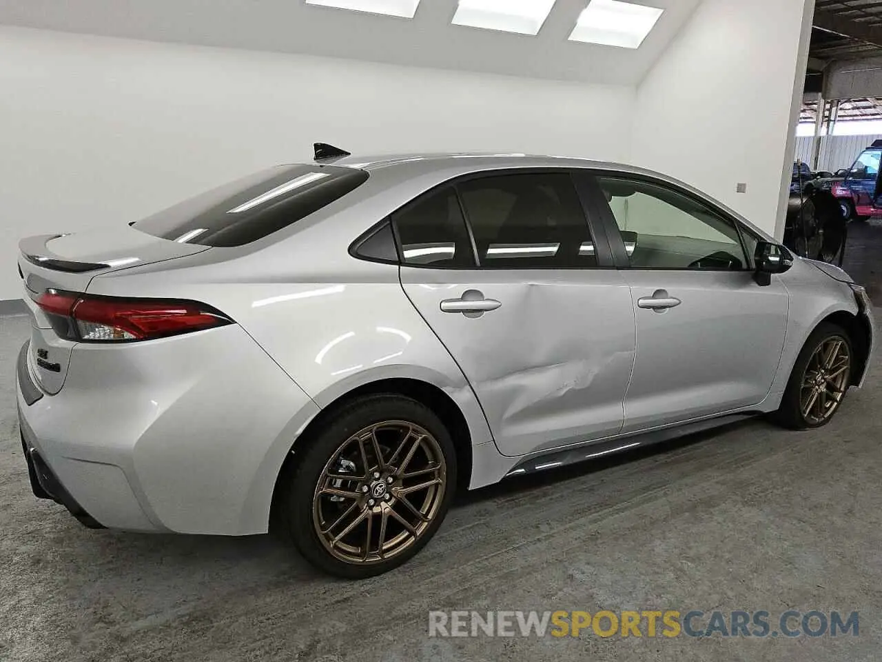 3 fotografías del automóvil dañado JTDBCMFE1R3060150 TOYOTA COROLLA 2024