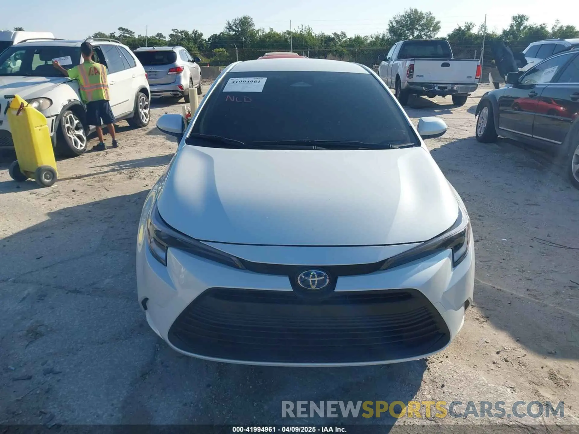 12 fotografías del automóvil dañado JTDBCMFE2R3048539 TOYOTA COROLLA 2024
