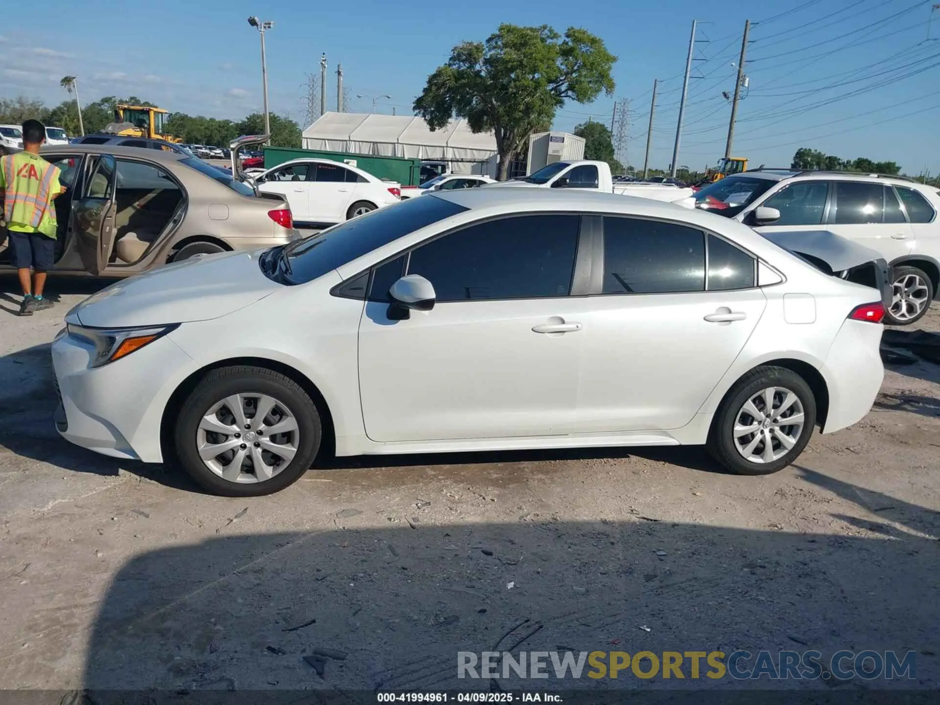 14 fotografías del automóvil dañado JTDBCMFE2R3048539 TOYOTA COROLLA 2024