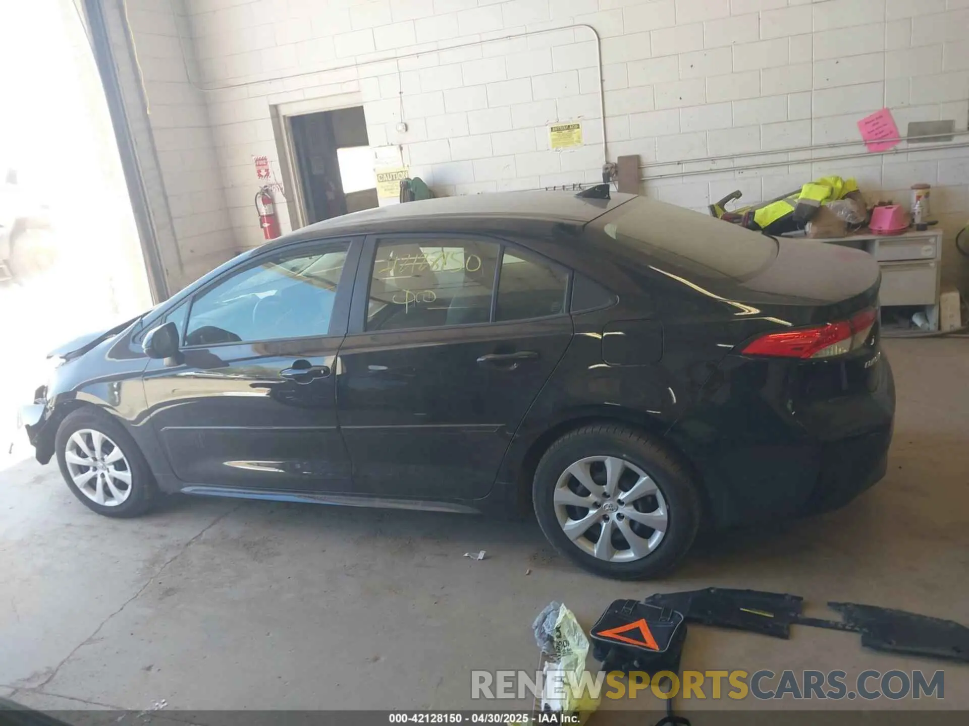 14 fotografías del automóvil dañado JTDBCMFE5RJ036767 TOYOTA COROLLA 2024