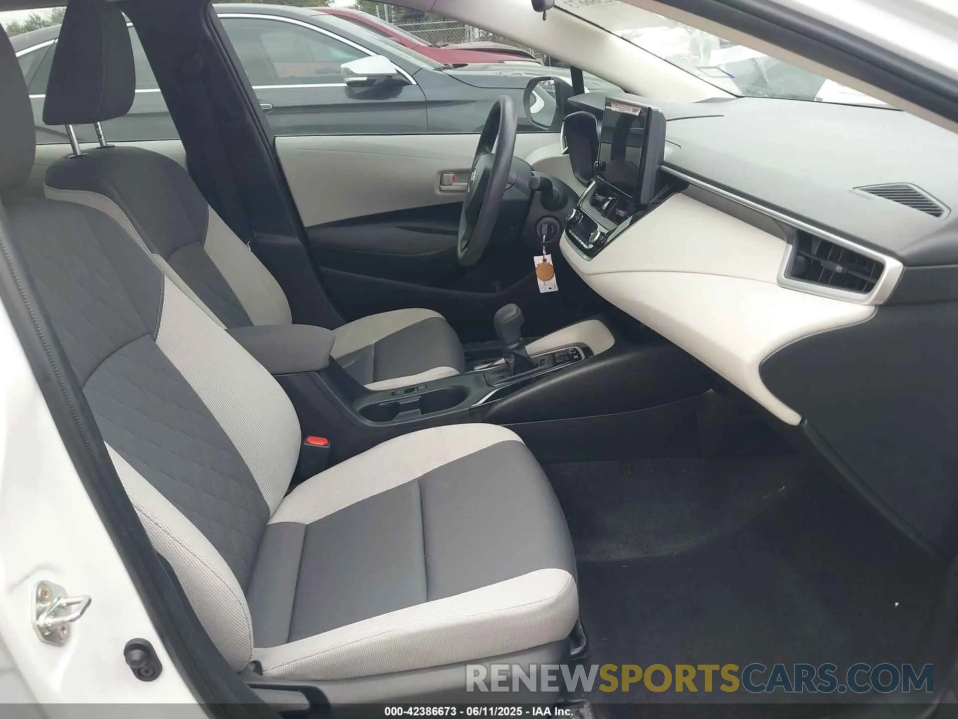 5 fotografías del automóvil dañado JTDBCMFEXR3054850 TOYOTA COROLLA 2024