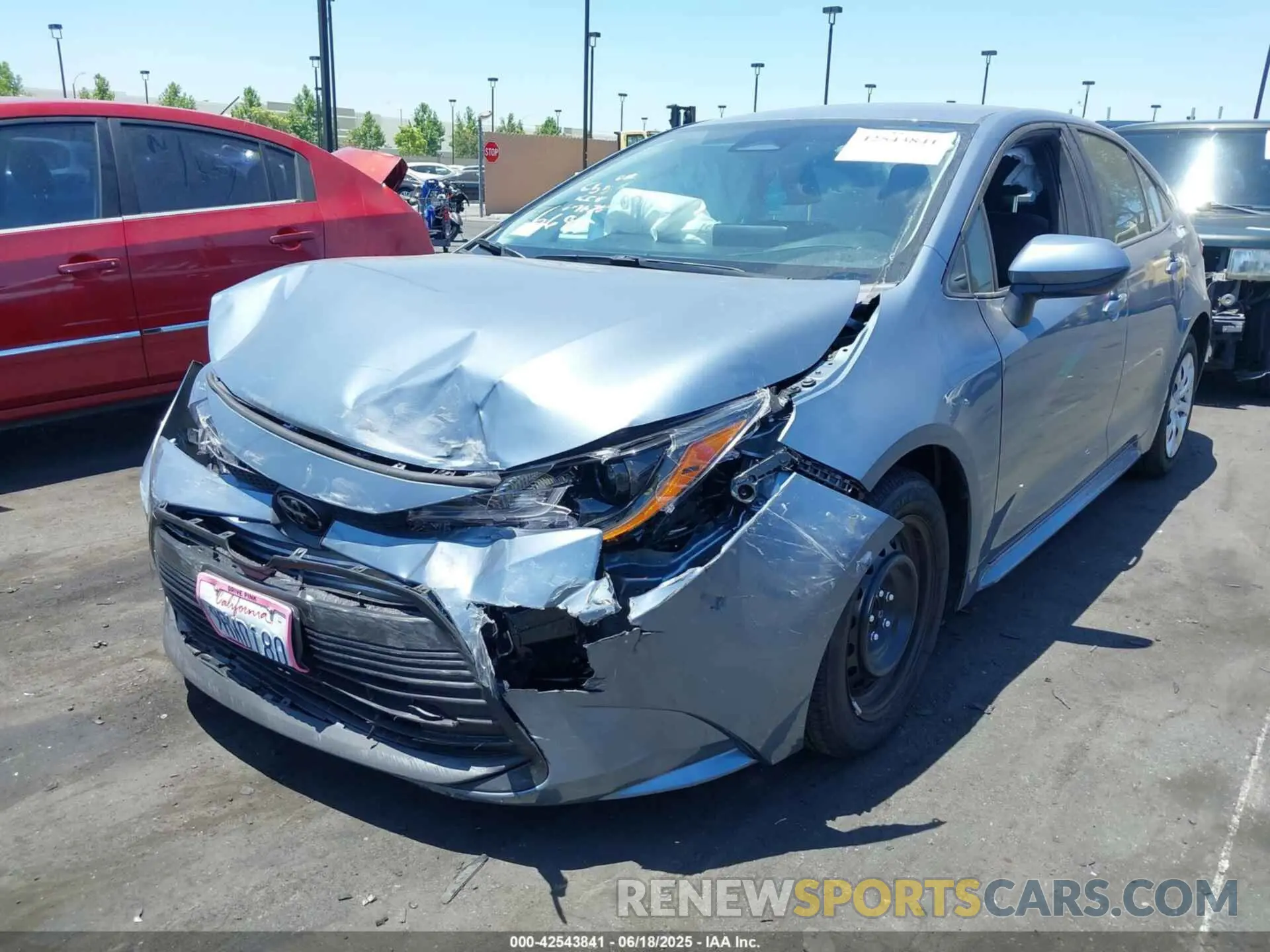 2 fotografías del automóvil dañado 5YFB4MDE1SP247434 TOYOTA COROLLA 2025