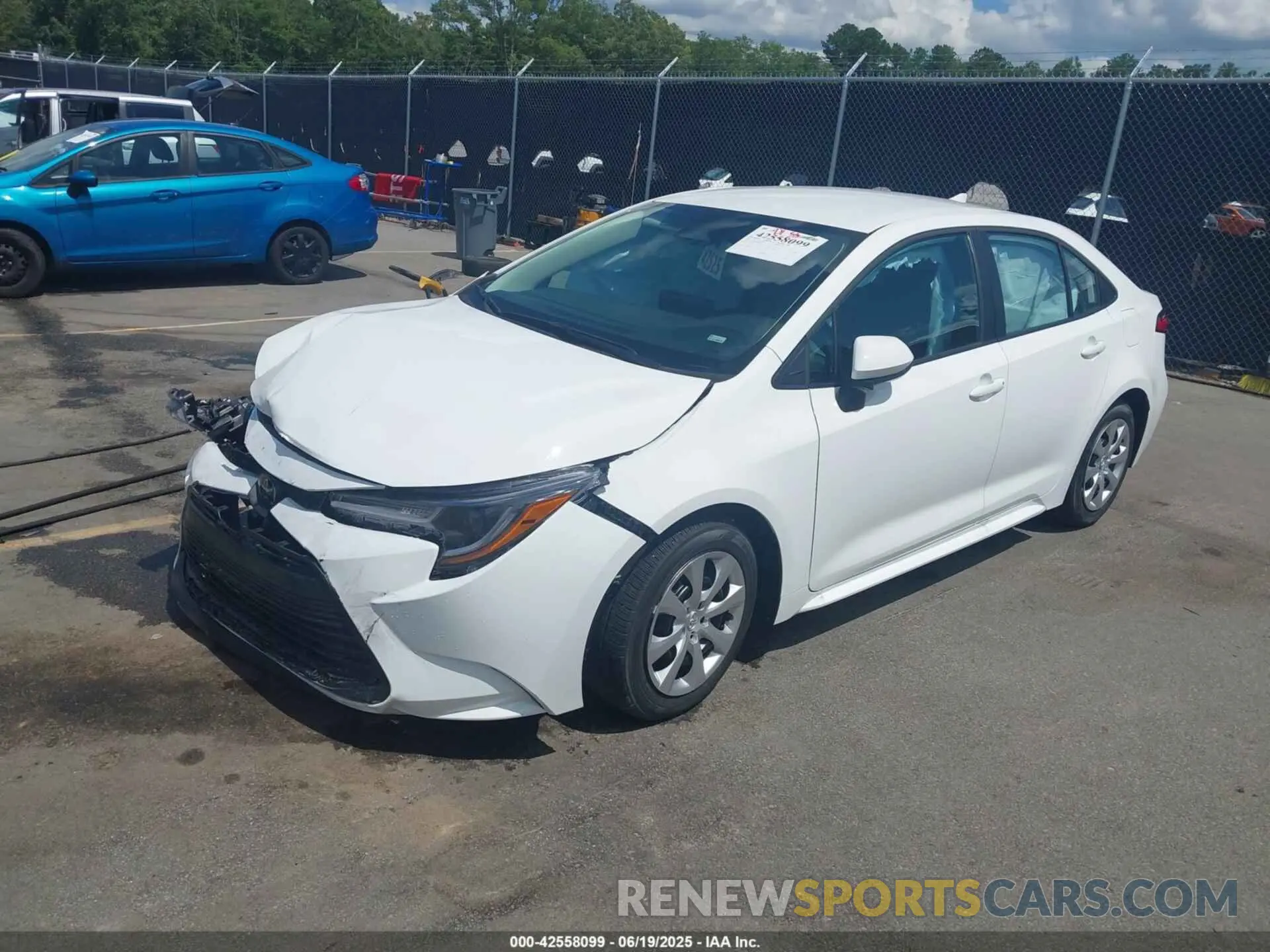 2 fotografías del automóvil dañado 5YFB4MDE2SP285206 TOYOTA COROLLA 2025