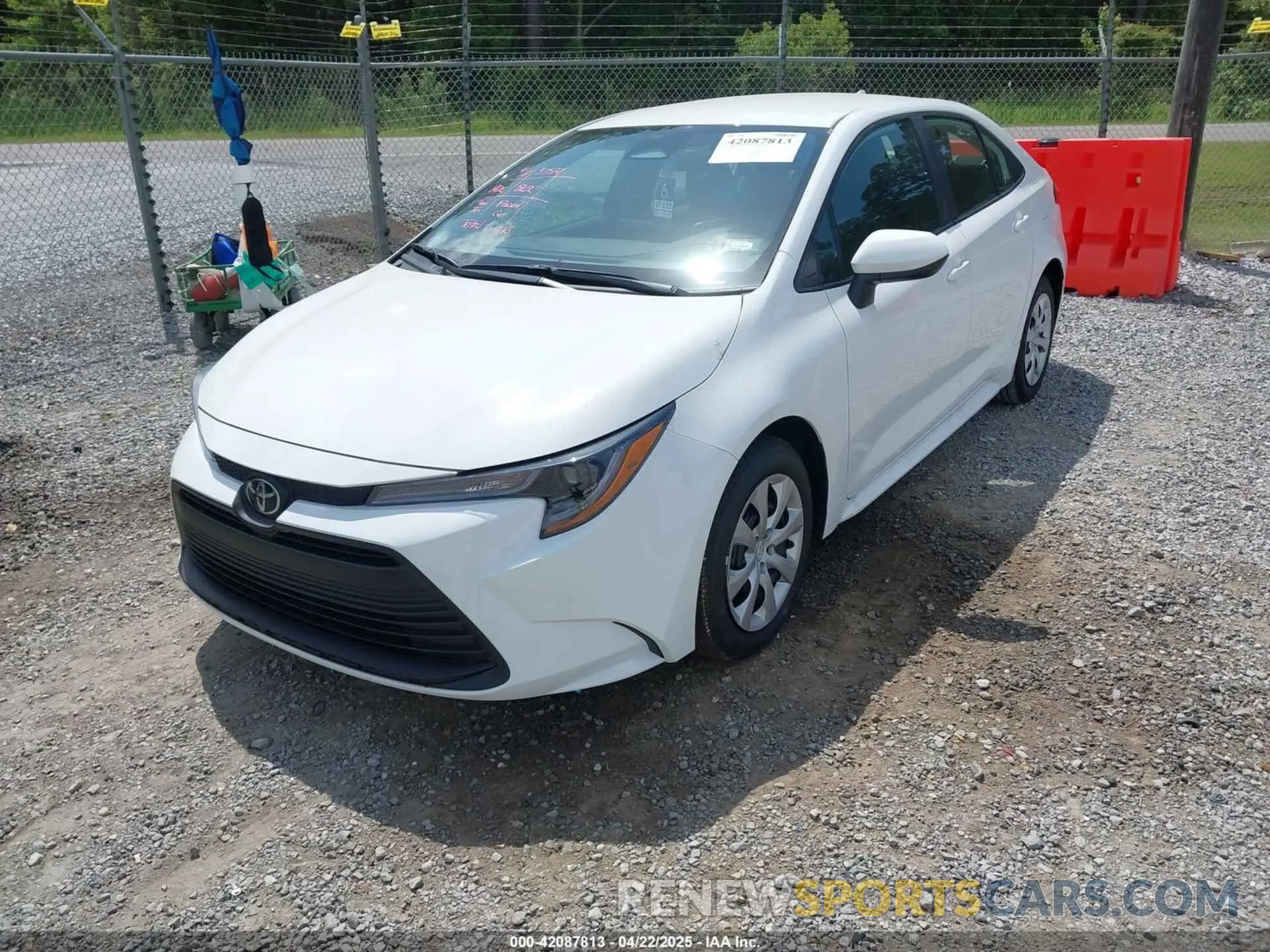 2 fotografías del automóvil dañado 5YFB4MDE4SP280296 TOYOTA COROLLA 2025