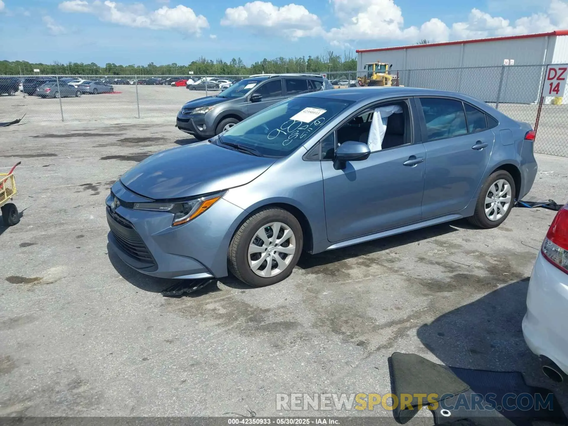 2 fotografías del automóvil dañado 5YFB4MDE6SP229821 TOYOTA COROLLA 2025