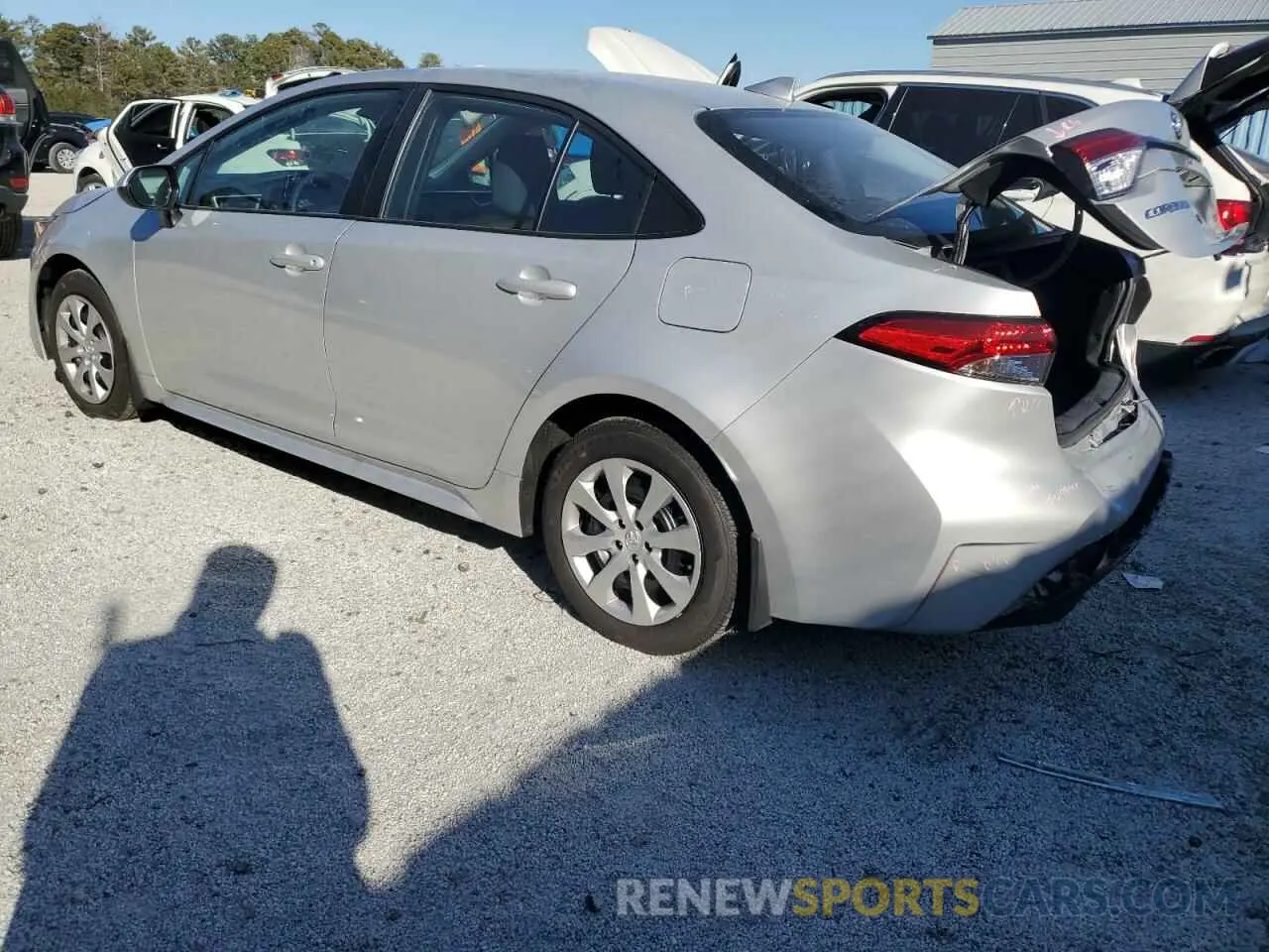 2 fotografías del automóvil dañado 5YFB4MDE9SP244913 TOYOTA COROLLA 2025