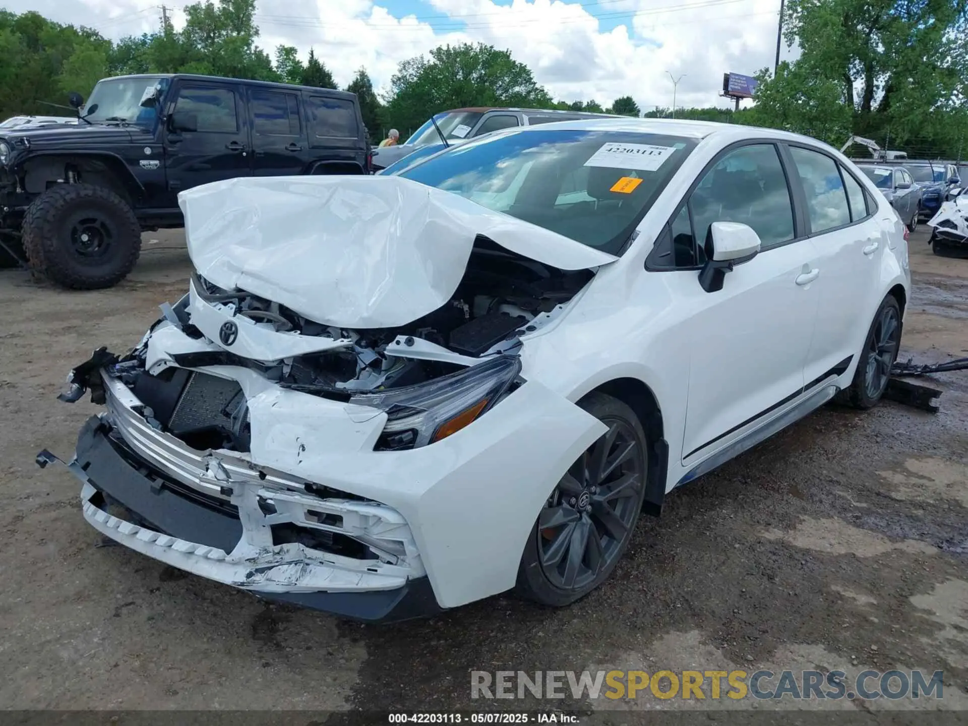 2 fotografías del automóvil dañado 5YFS4MCE8SP222483 TOYOTA COROLLA 2025