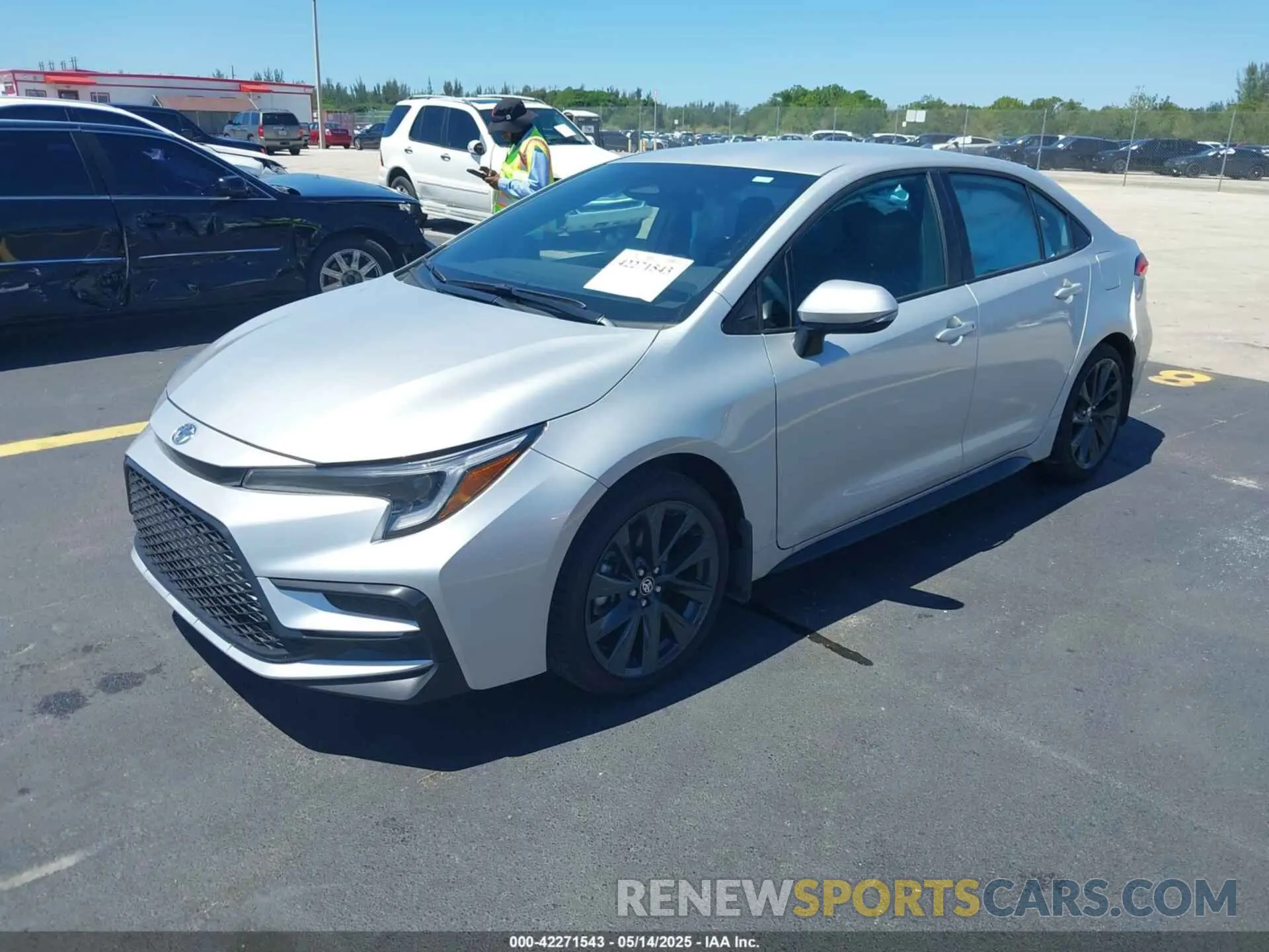 2 fotografías del automóvil dañado 5YFS4MCE8SP225237 TOYOTA COROLLA 2025