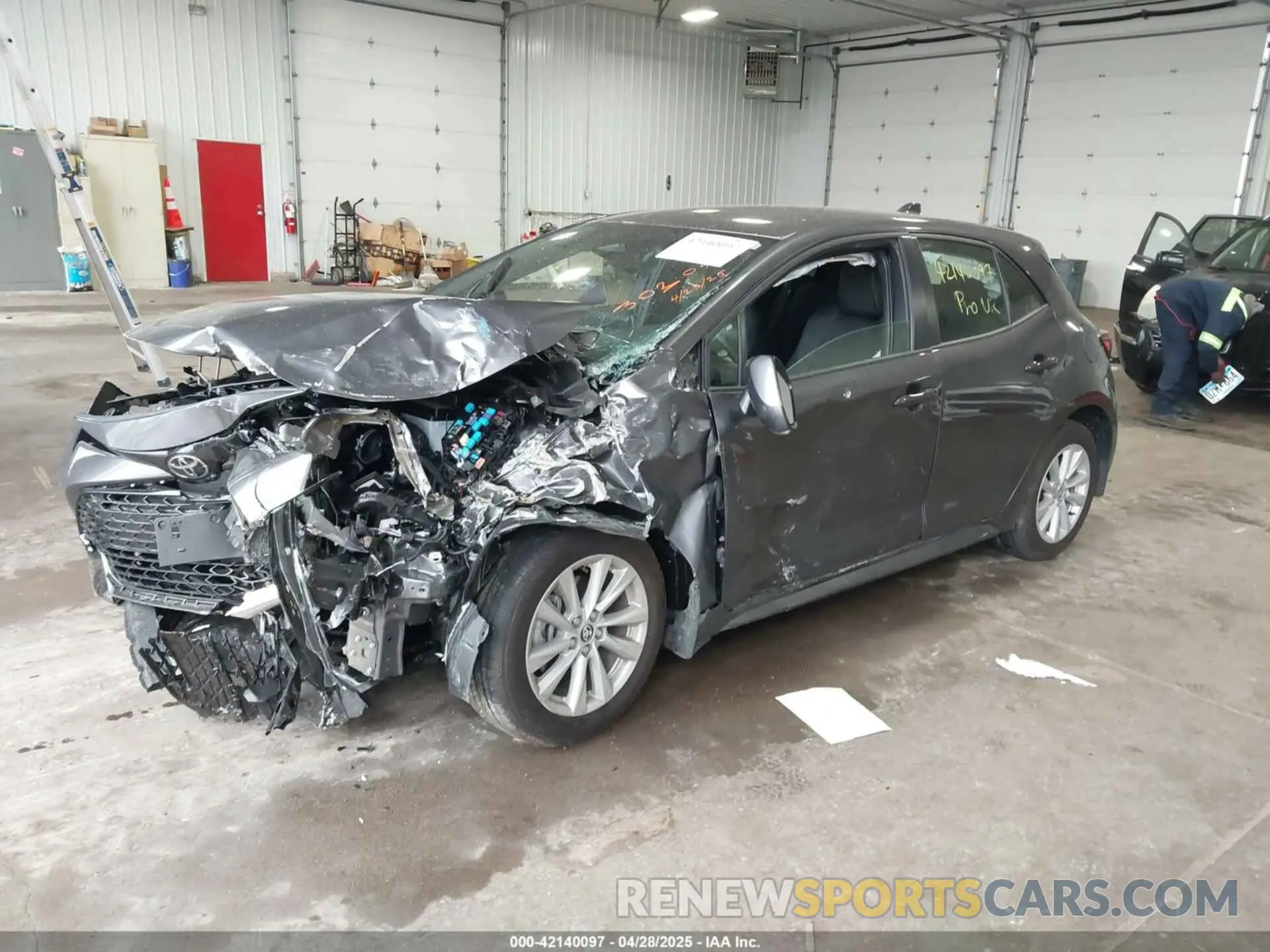2 fotografías del automóvil dañado JTND4MBE6S3233741 TOYOTA COROLLA 2025