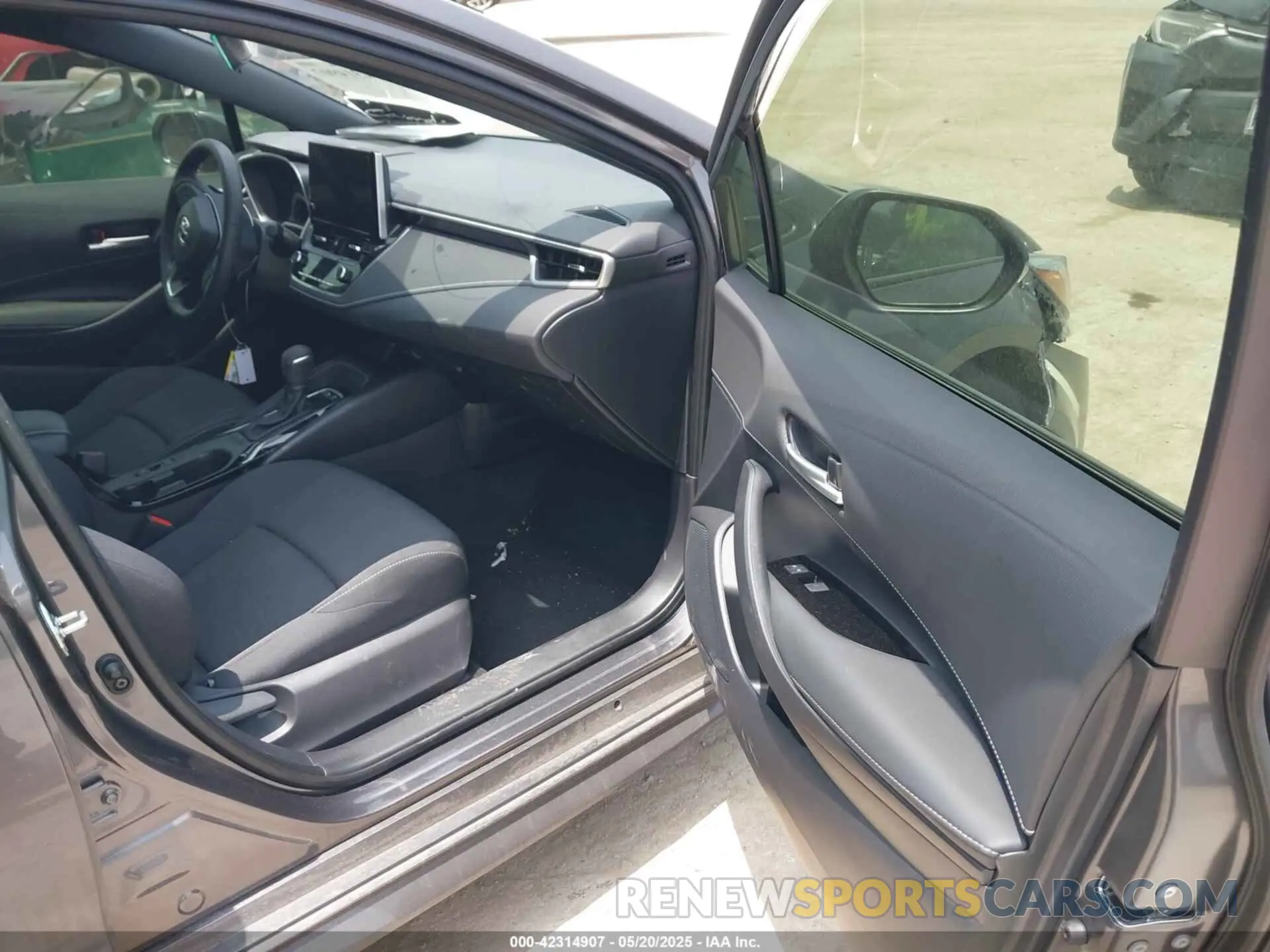5 fotografías del automóvil dañado JTND4MBE6S3241970 TOYOTA COROLLA 2025