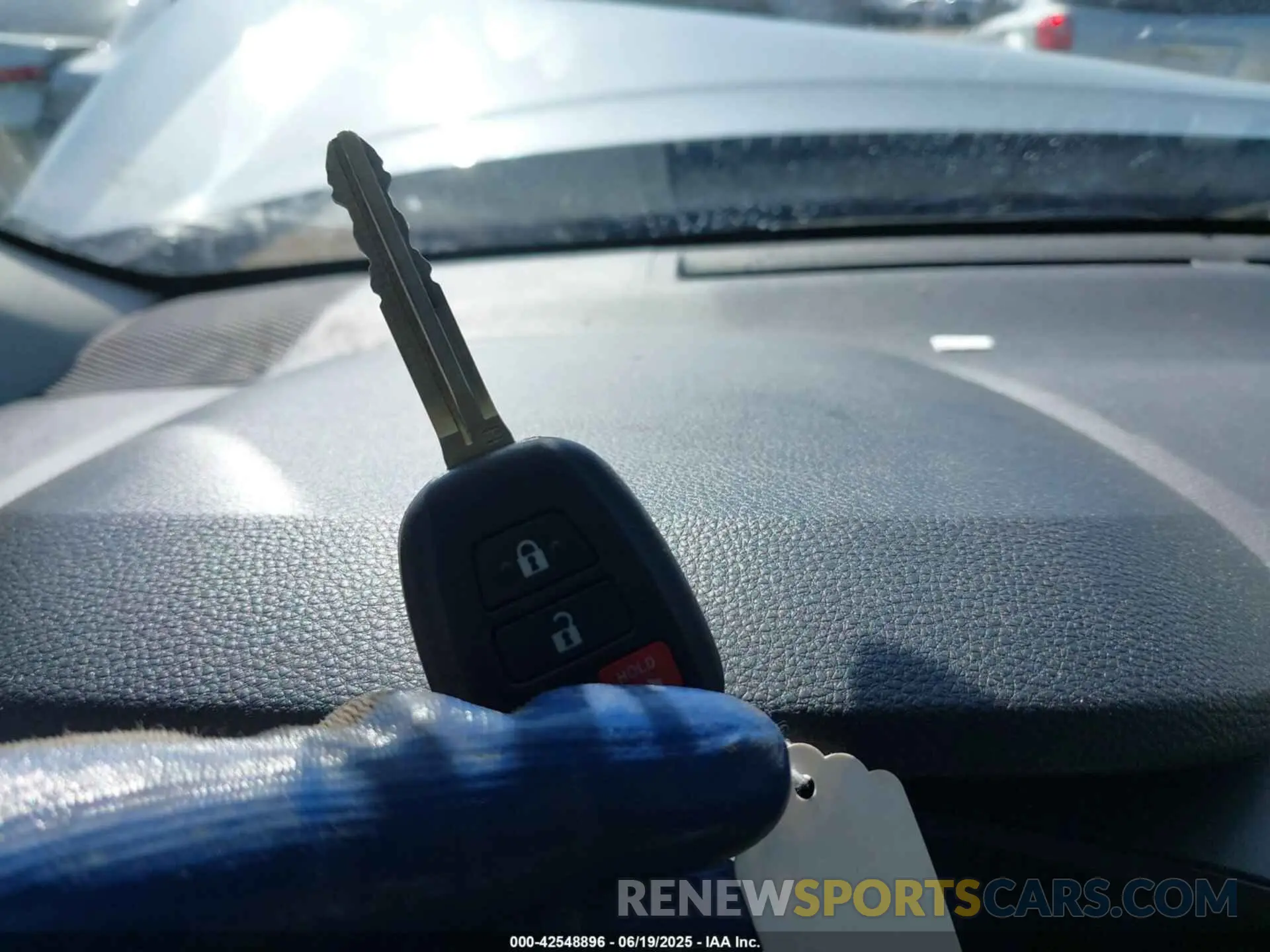 11 fotografías del automóvil dañado 7MUAAAAG3NV029411 TOYOTA COROLLA CROSS 2022