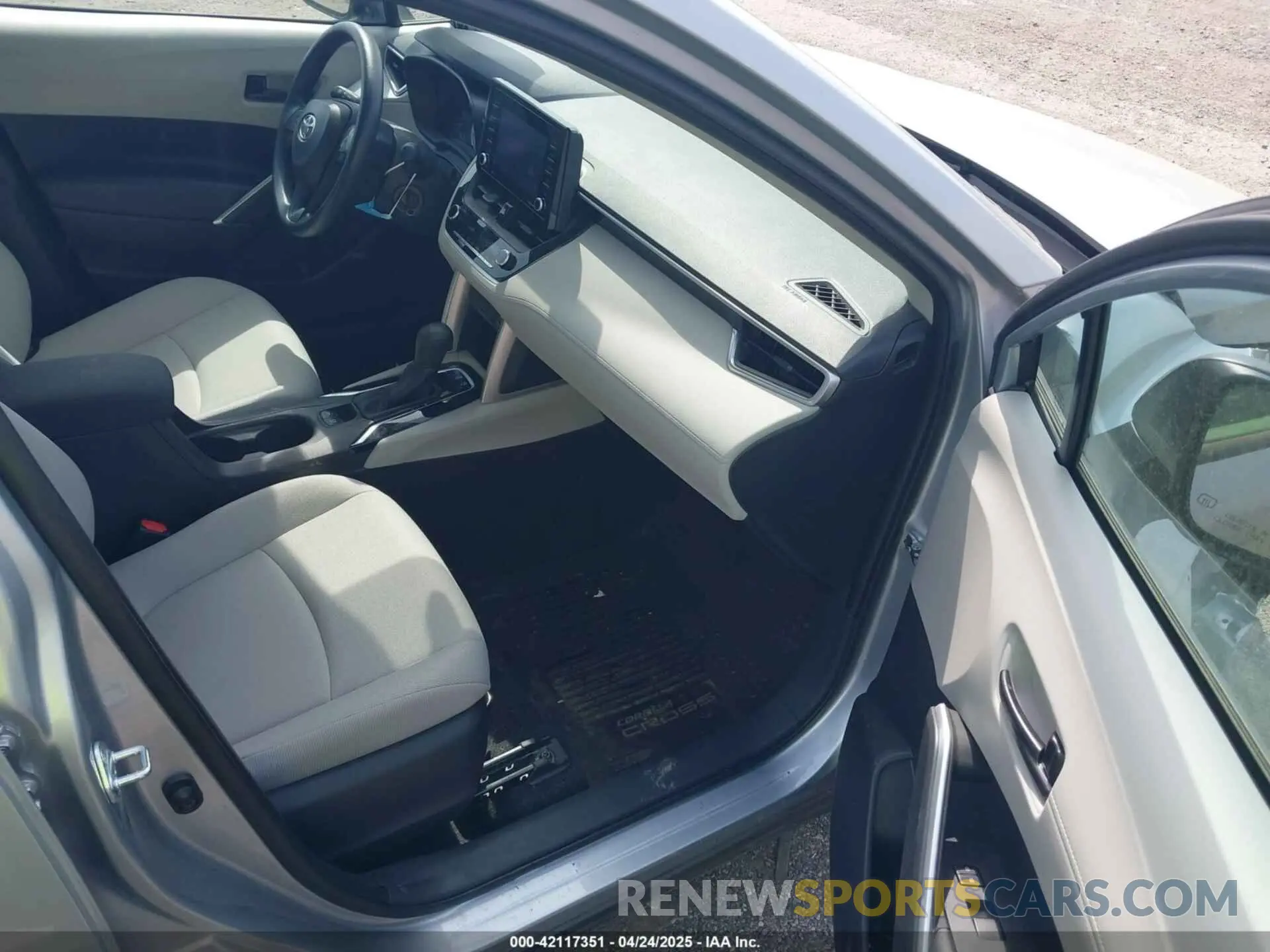 5 fotografías del automóvil dañado 7MUAAAAG7NV009940 TOYOTA COROLLA CROSS 2022