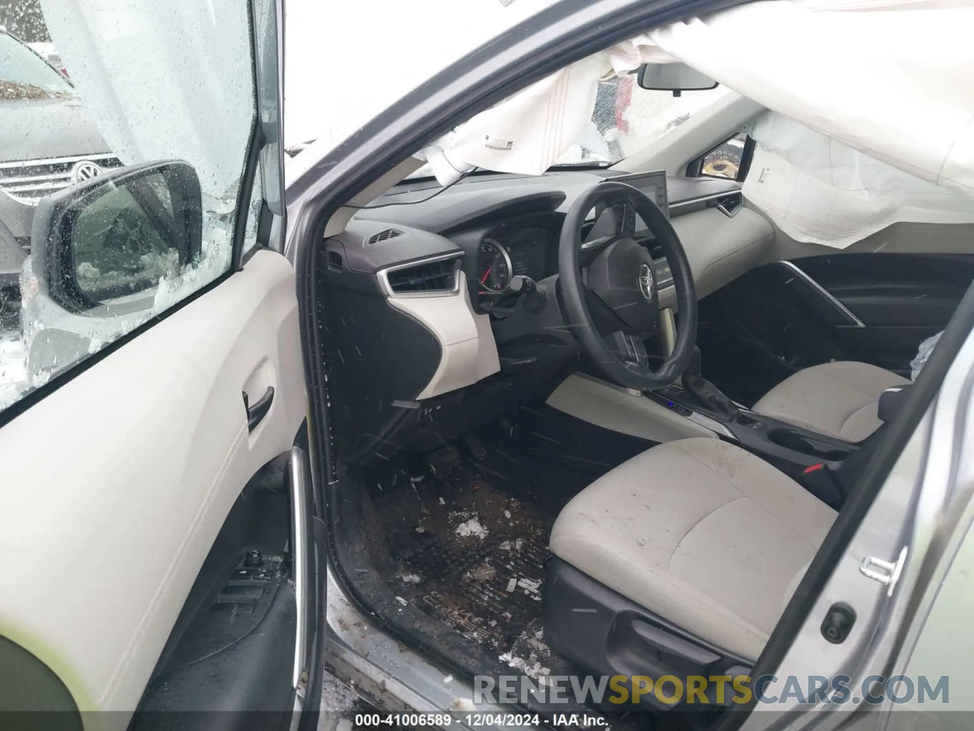 5 fotografías del automóvil dañado 7MUAAABG6NV027618 TOYOTA COROLLA CROSS 2022
