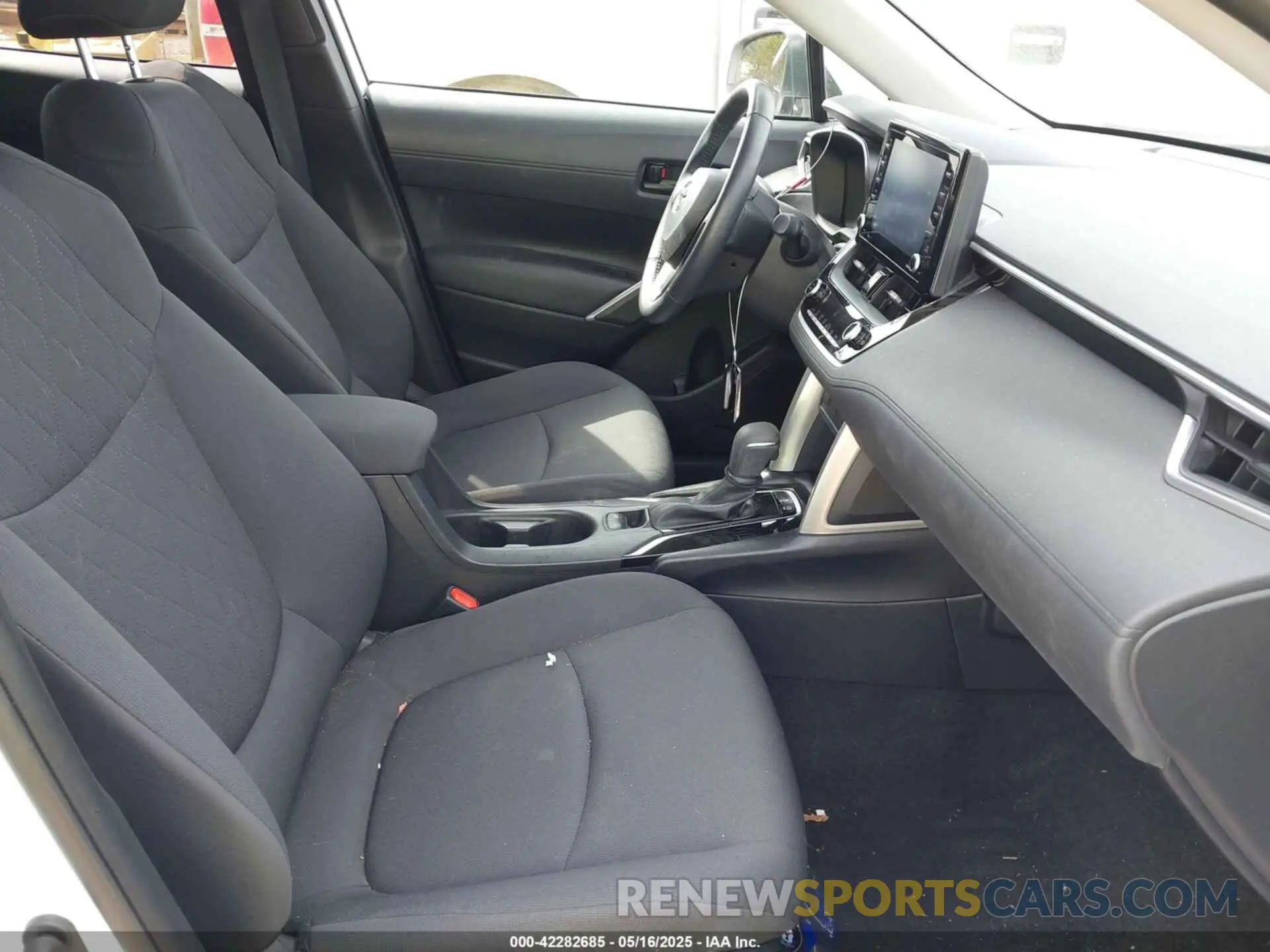 5 fotografías del automóvil dañado 7MUBAAAG6NV021369 TOYOTA COROLLA CROSS 2022