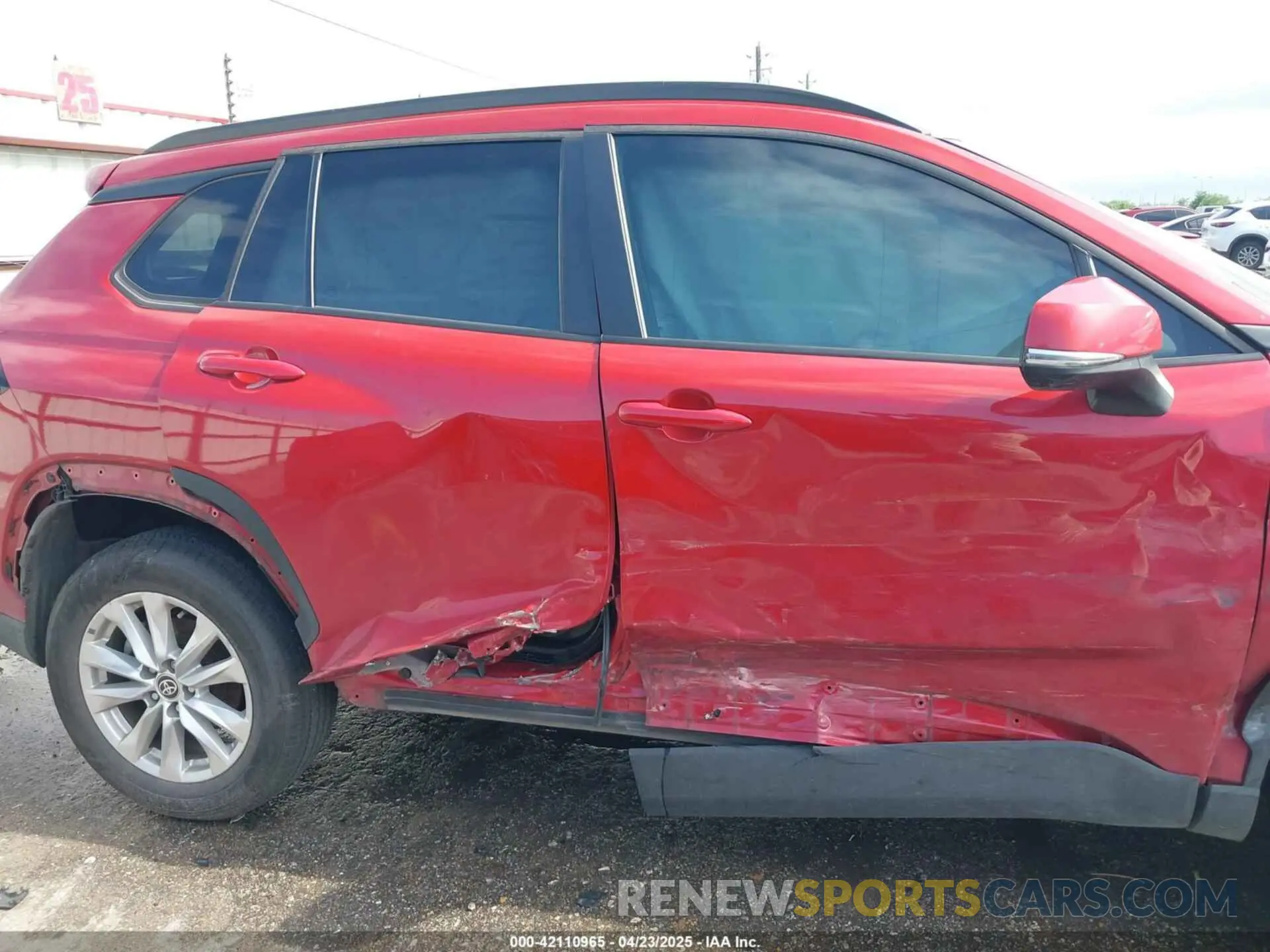 12 fotografías del automóvil dañado 7MUBAAAGXNV021150 TOYOTA COROLLA CROSS 2022