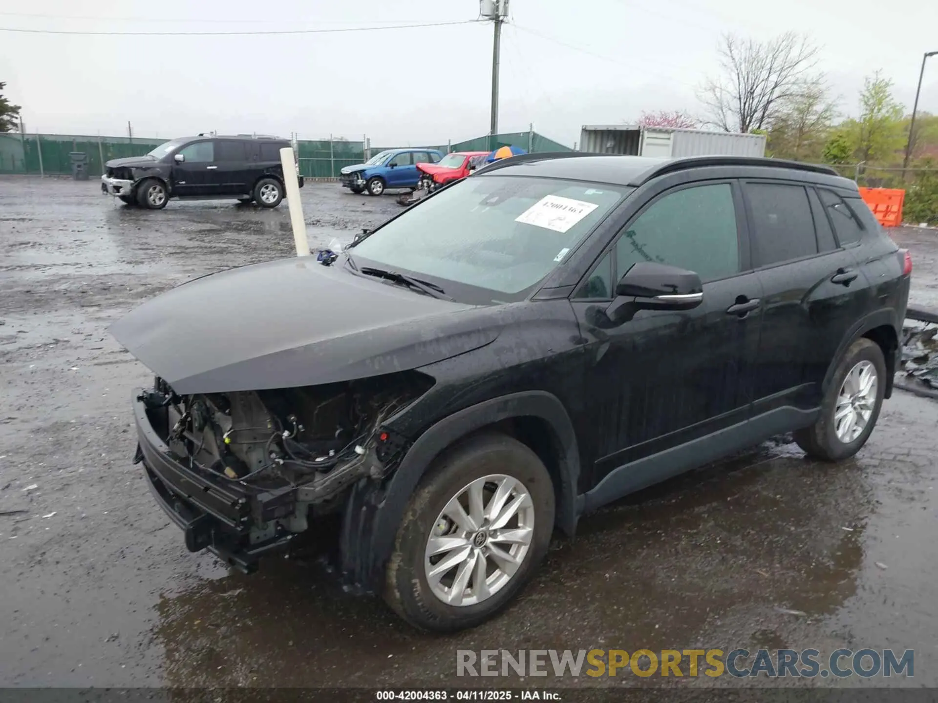 2 fotografías del automóvil dañado 7MUBAABG1NV024095 TOYOTA COROLLA CROSS 2022