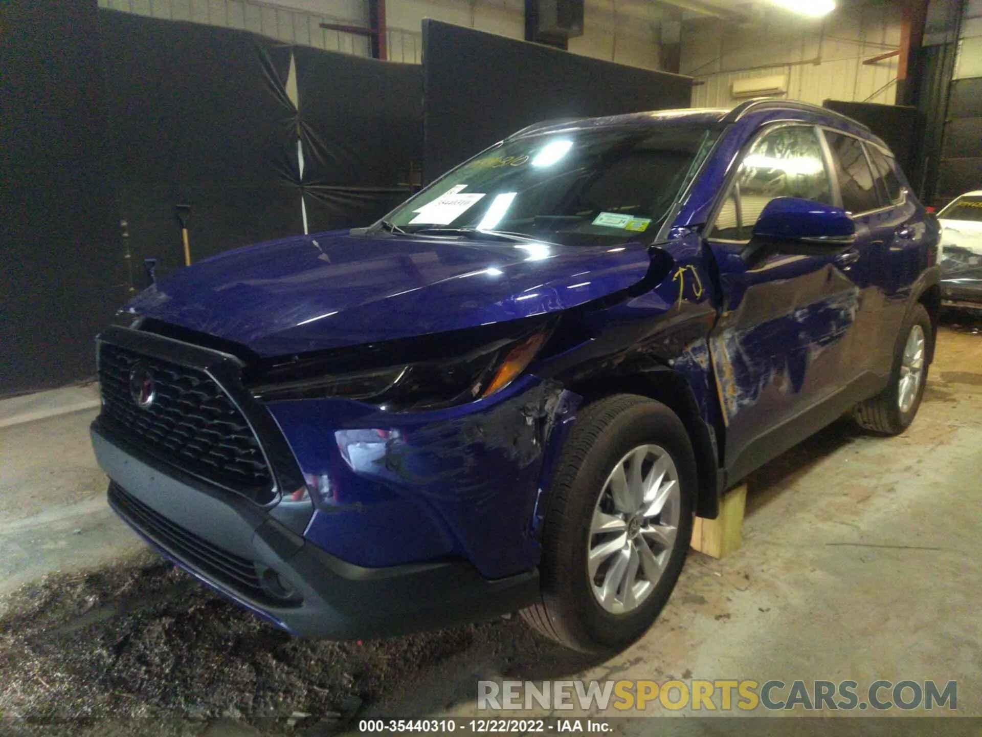 2 fotografías del automóvil dañado 7MUBAABG2NV027684 TOYOTA COROLLA CROSS 2022