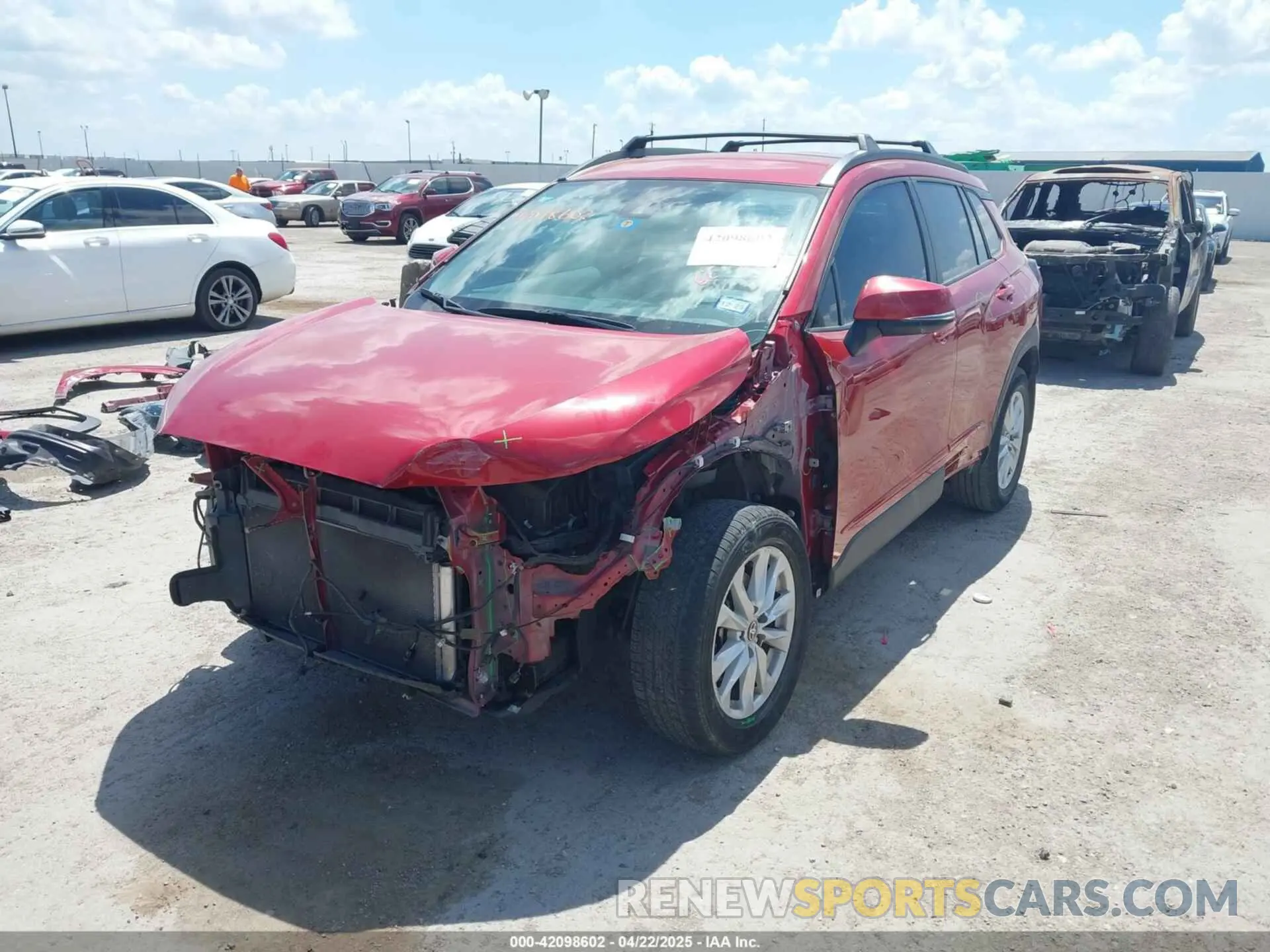 2 fotografías del automóvil dañado 7MUCAAAG1NV004645 TOYOTA COROLLA CROSS 2022