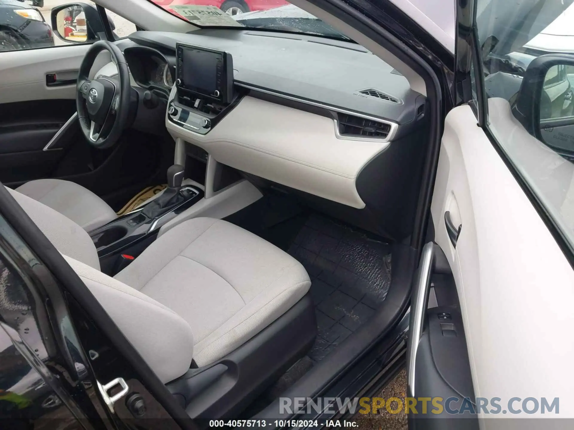 5 fotografías del automóvil dañado 7MUCAAAG2NV014939 TOYOTA COROLLA CROSS 2022