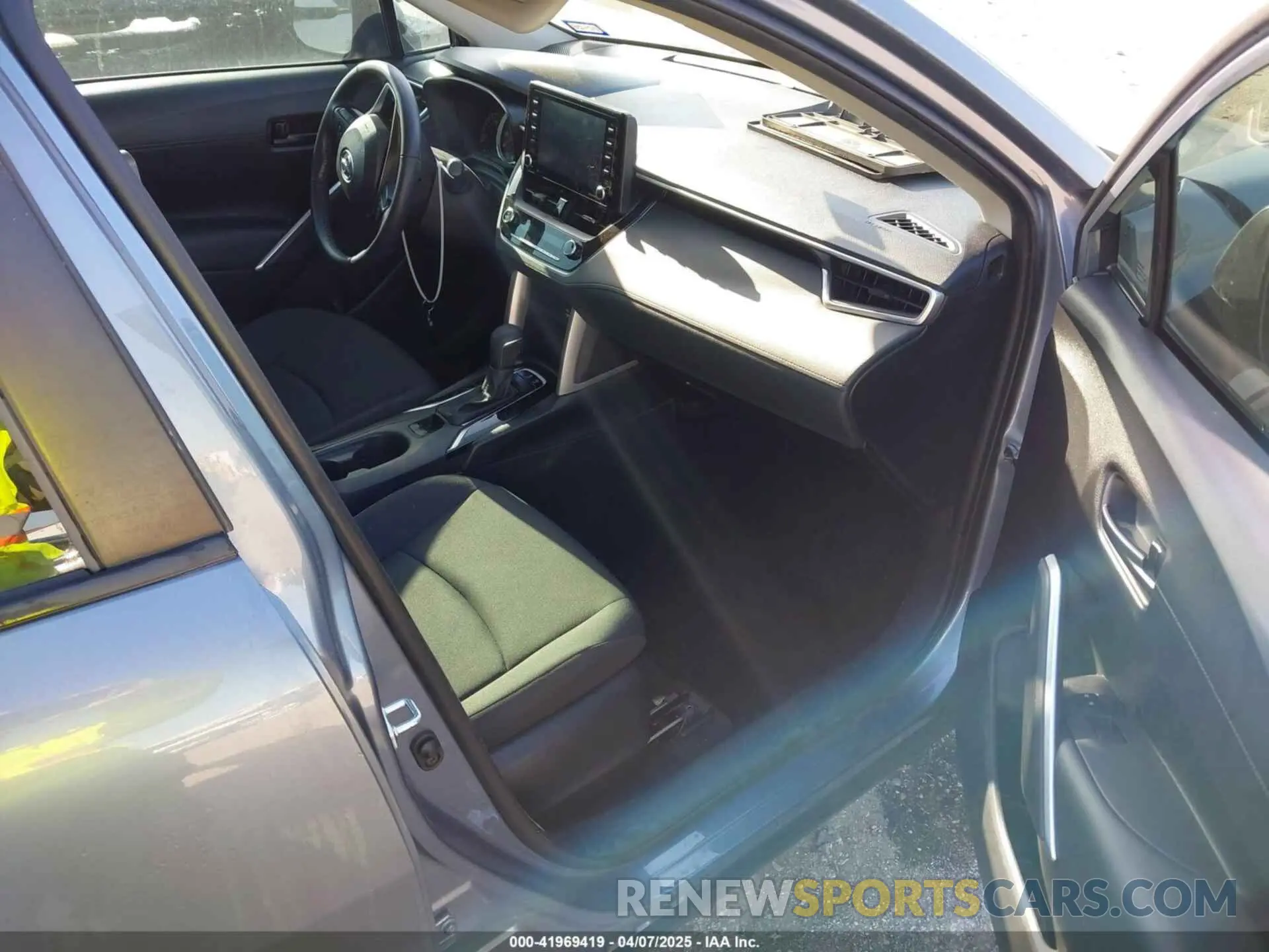 5 fotografías del automóvil dañado 7MUCAAAG3NV009667 TOYOTA COROLLA CROSS 2022