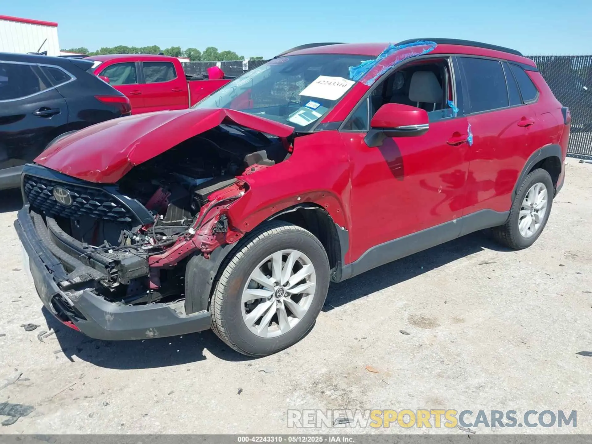 2 fotografías del automóvil dañado 7MUCAAAG3NV028977 TOYOTA COROLLA CROSS 2022