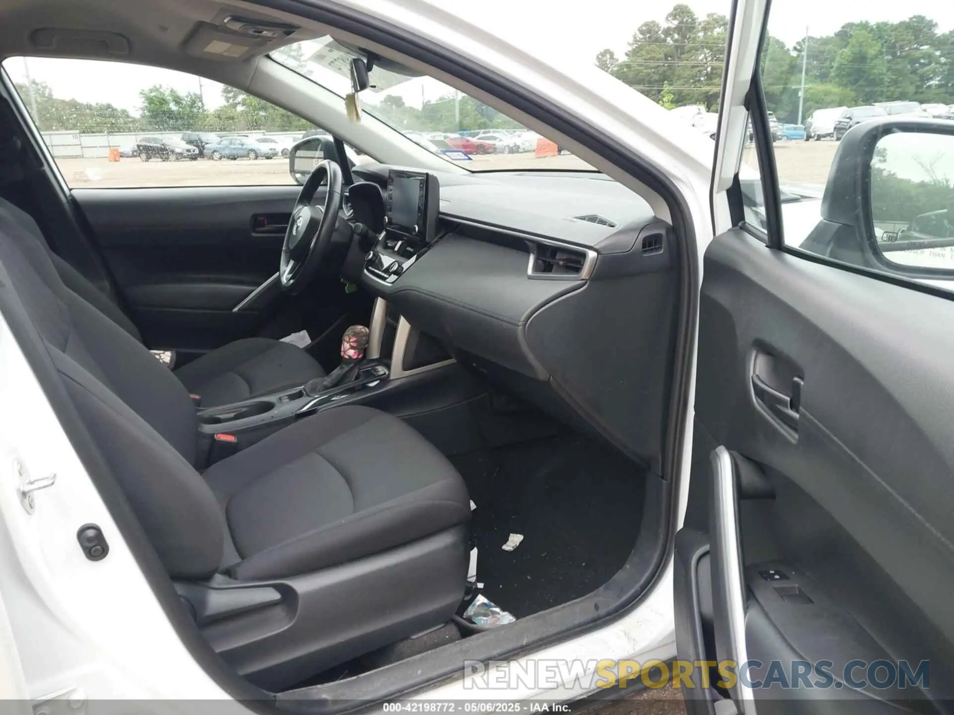 5 fotografías del automóvil dañado 7MUCAAAG8NV013343 TOYOTA COROLLA CROSS 2022