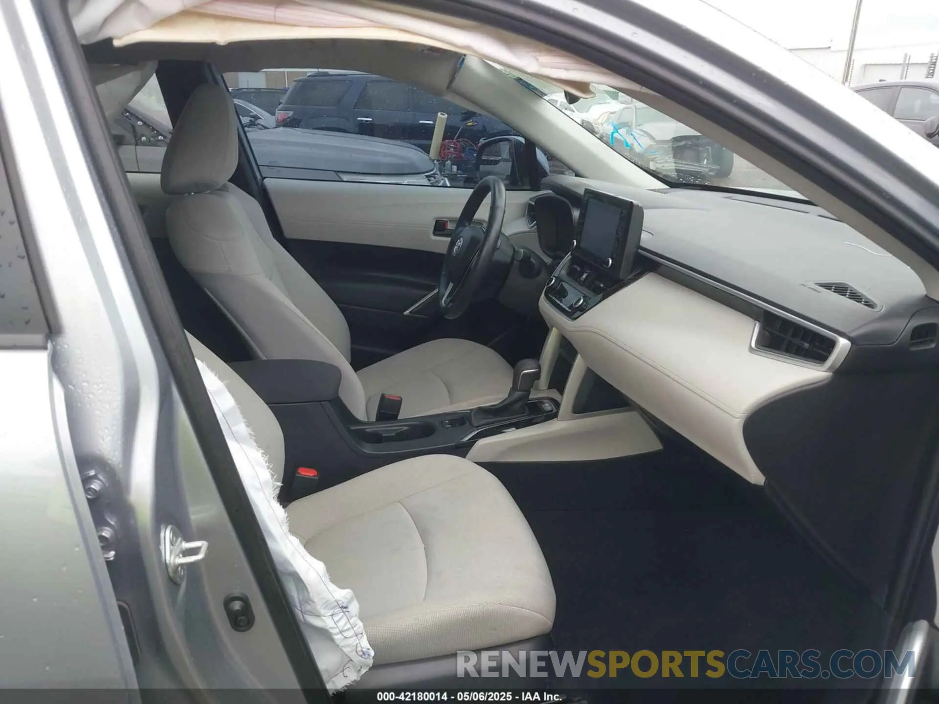 5 fotografías del automóvil dañado 7MUCAAAG8NV032815 TOYOTA COROLLA CROSS 2022