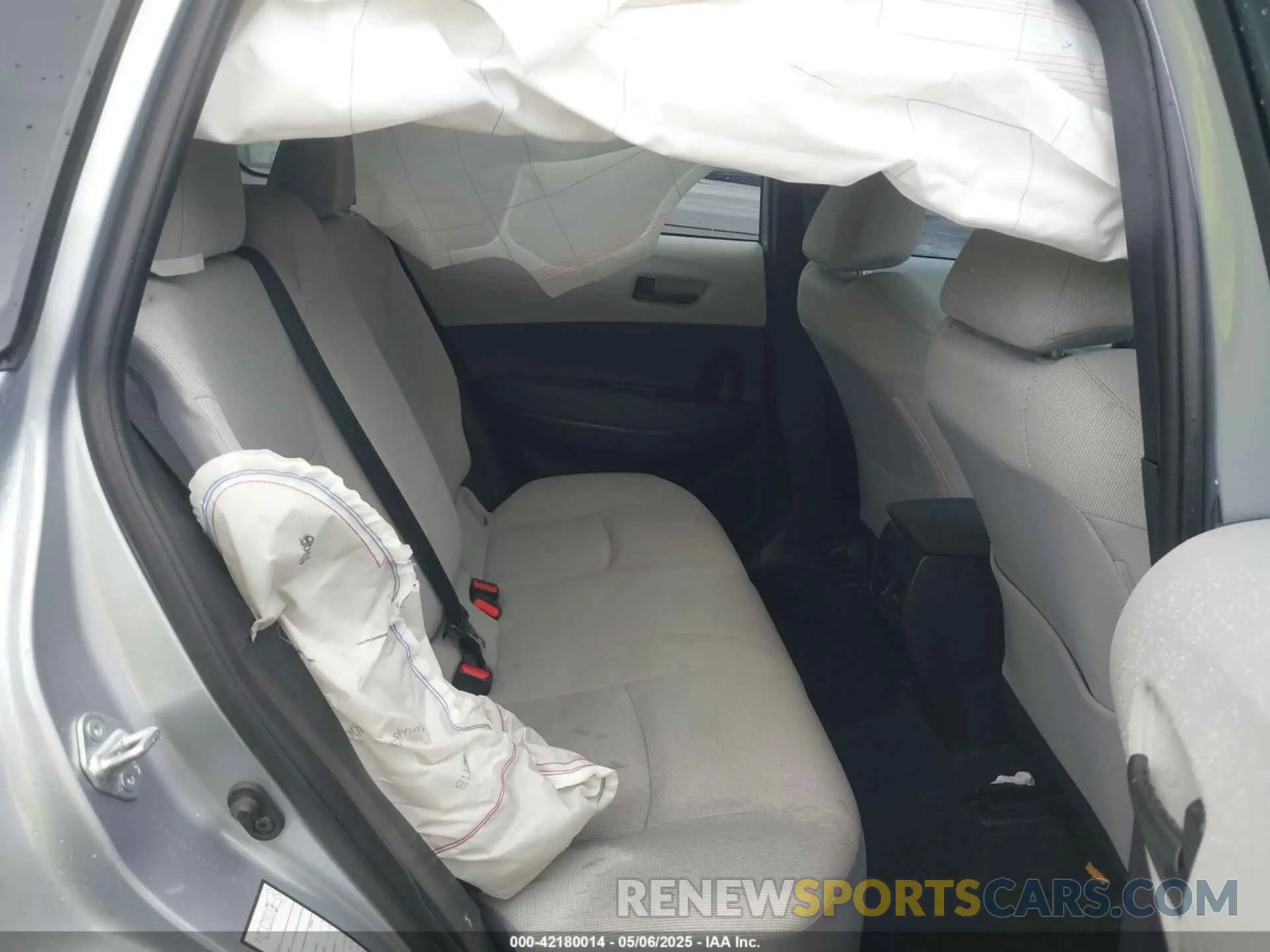 8 fotografías del automóvil dañado 7MUCAAAG8NV032815 TOYOTA COROLLA CROSS 2022