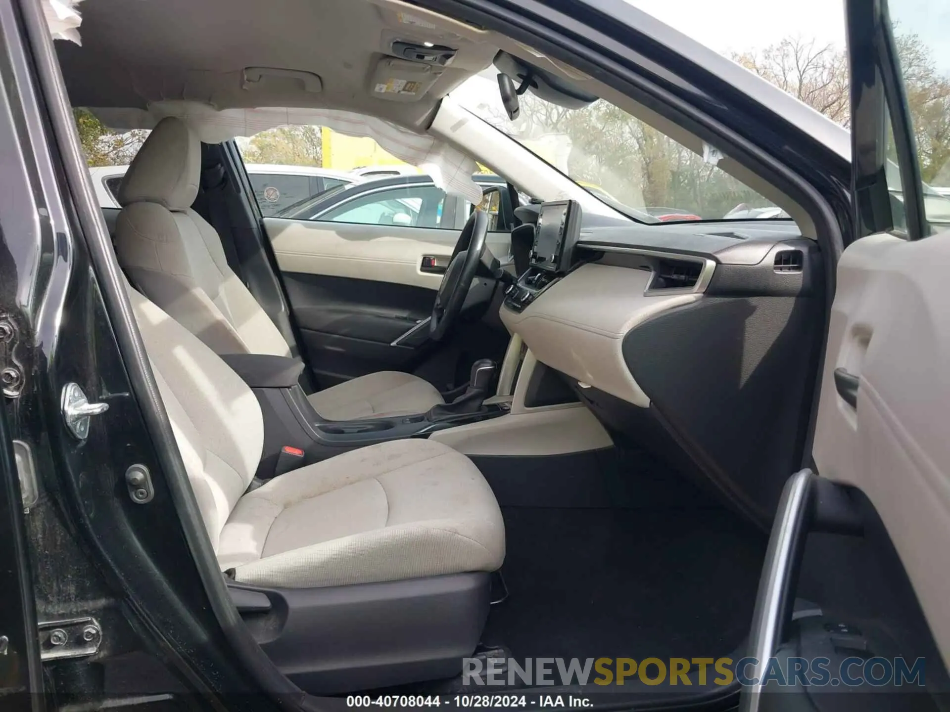 5 fotografías del automóvil dañado 7MUCAAAG8NV032930 TOYOTA COROLLA CROSS 2022