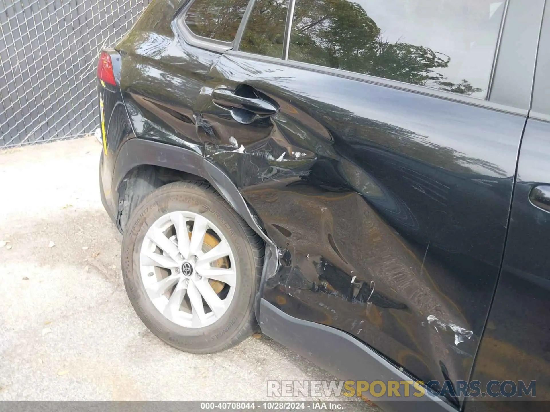 6 fotografías del automóvil dañado 7MUCAAAG8NV032930 TOYOTA COROLLA CROSS 2022