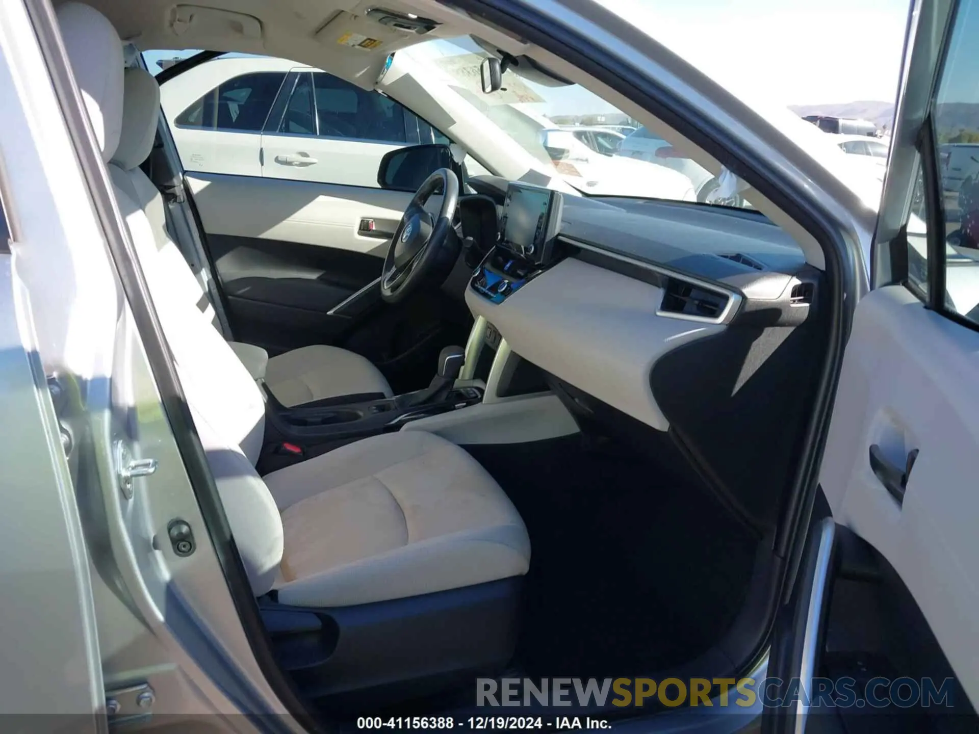 5 fotografías del automóvil dañado 7MUCAAAG8NV036573 TOYOTA COROLLA CROSS 2022