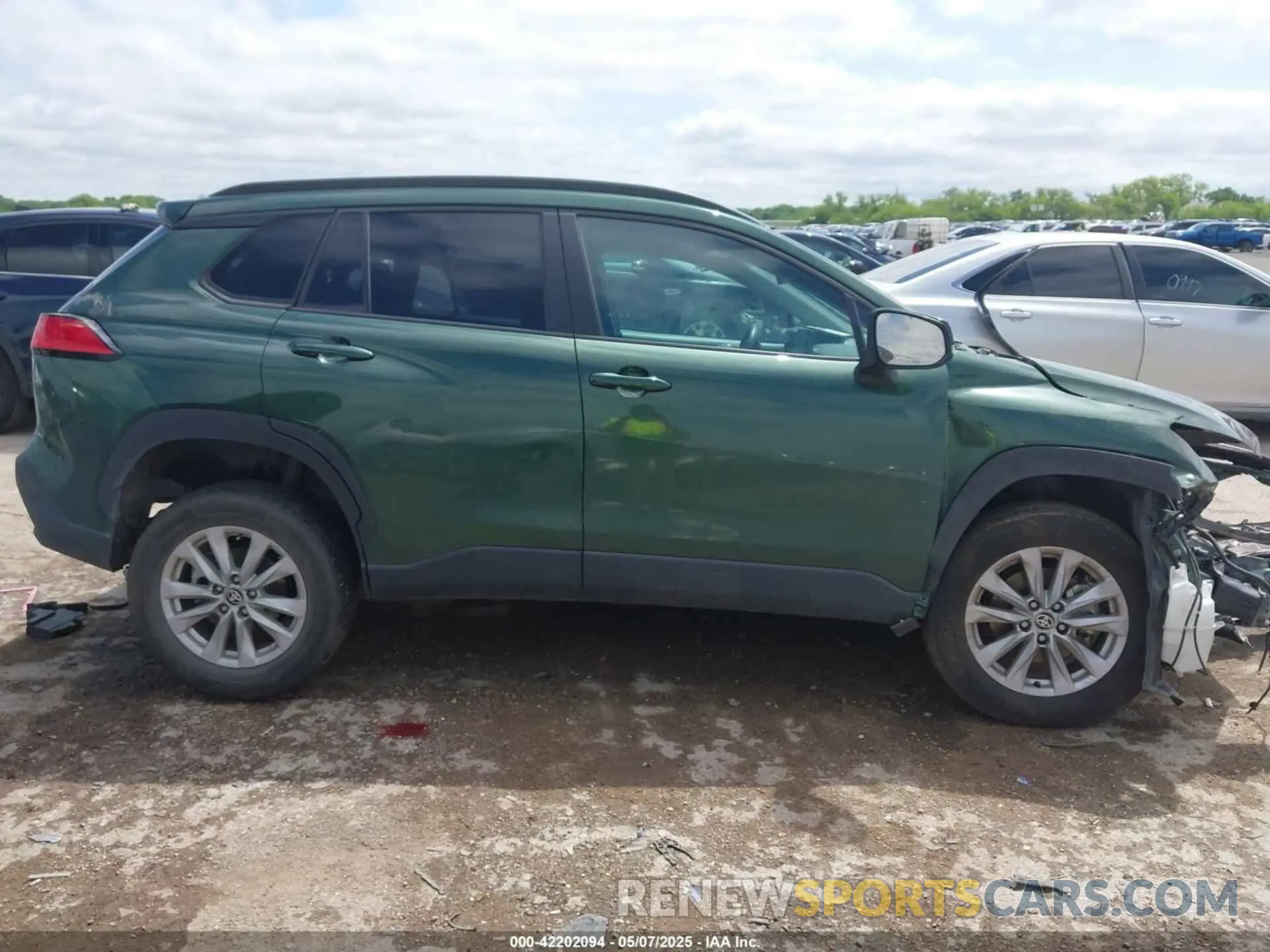 13 fotografías del automóvil dañado 7MUCAAAG9NV013304 TOYOTA COROLLA CROSS 2022