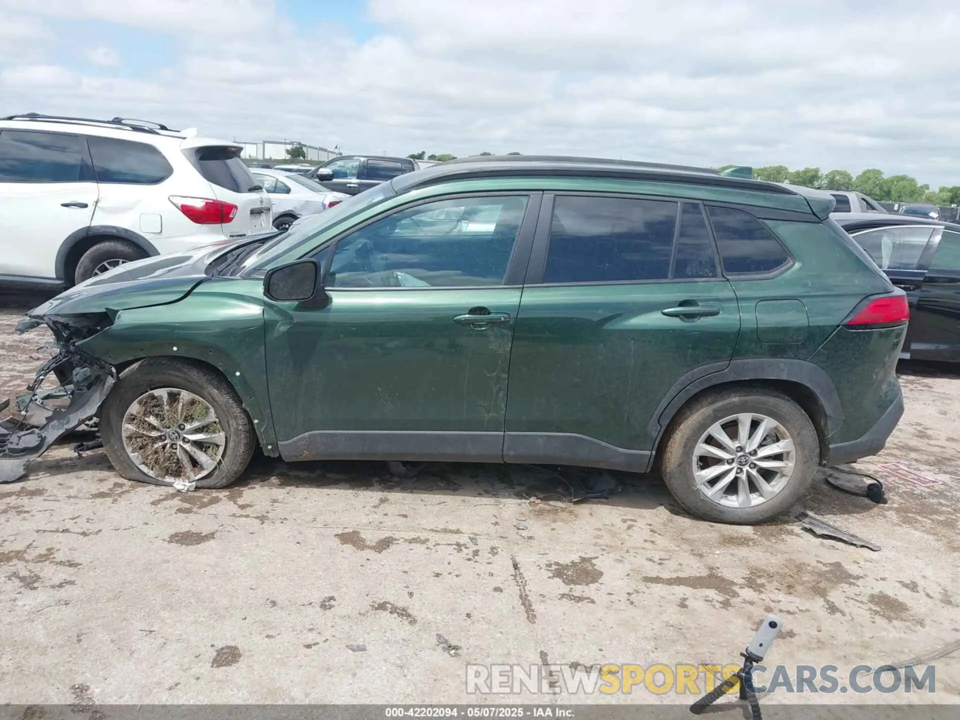 14 fotografías del automóvil dañado 7MUCAAAG9NV013304 TOYOTA COROLLA CROSS 2022