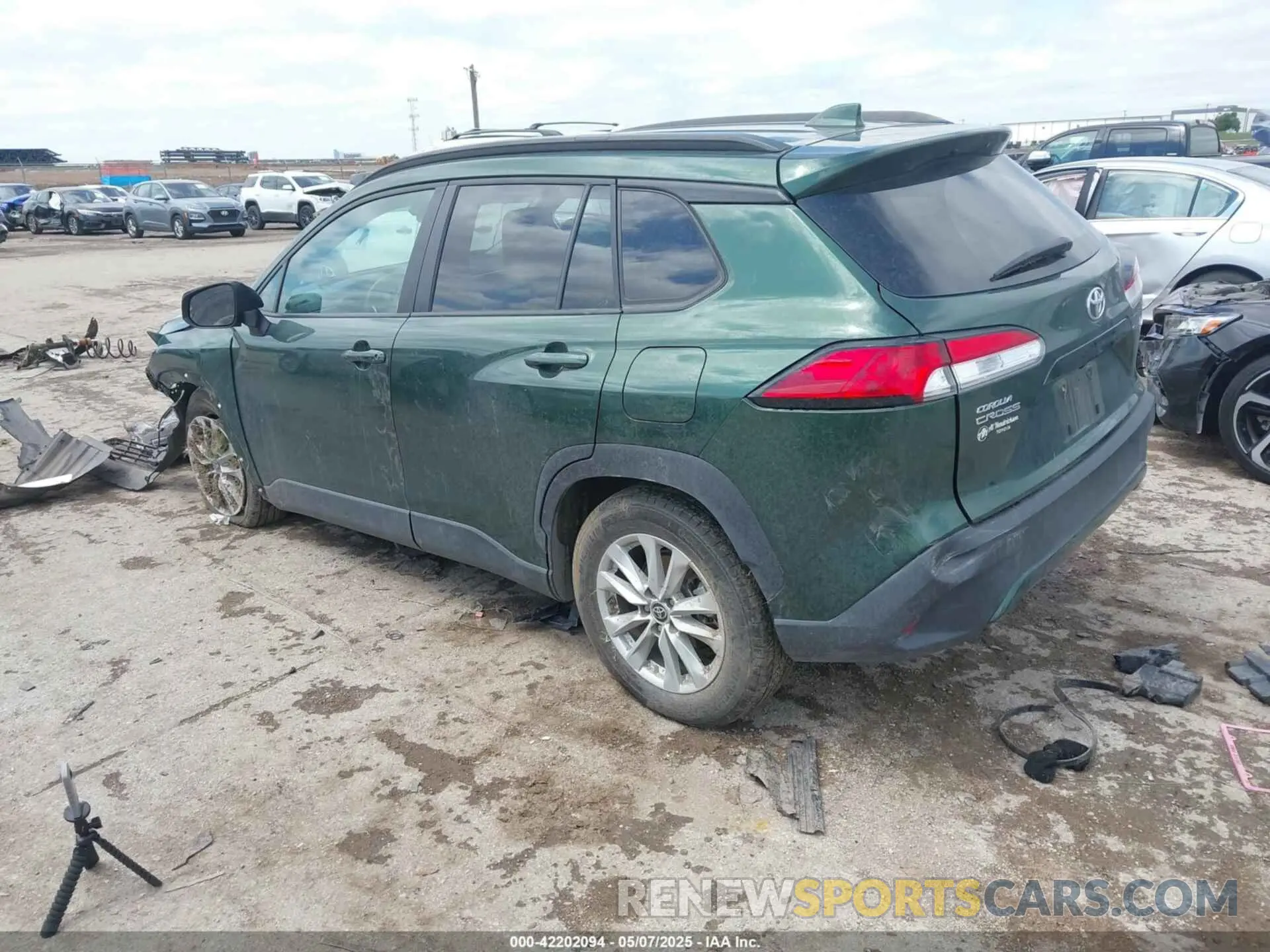 3 fotografías del automóvil dañado 7MUCAAAG9NV013304 TOYOTA COROLLA CROSS 2022