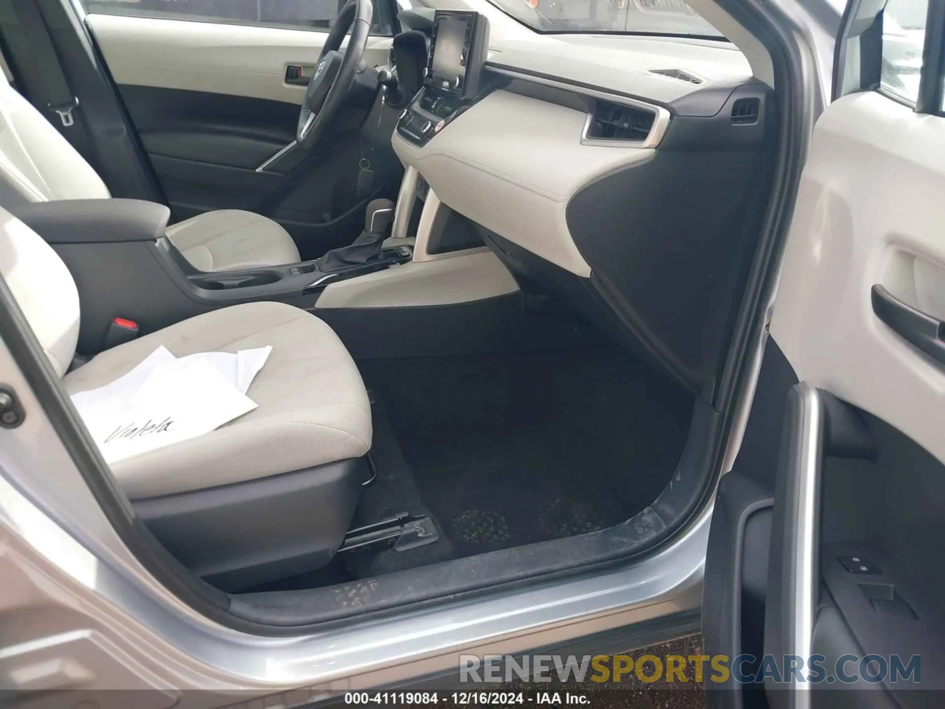 5 fotografías del automóvil dañado 7MUCAAAG9NV033357 TOYOTA COROLLA CROSS 2022