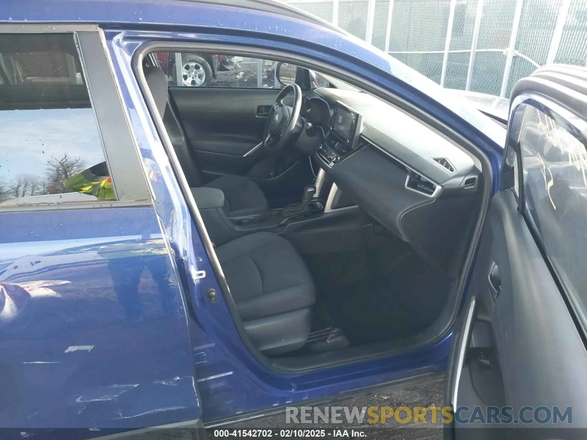 5 fotografías del automóvil dañado 7MUCAAAGXNV034887 TOYOTA COROLLA CROSS 2022