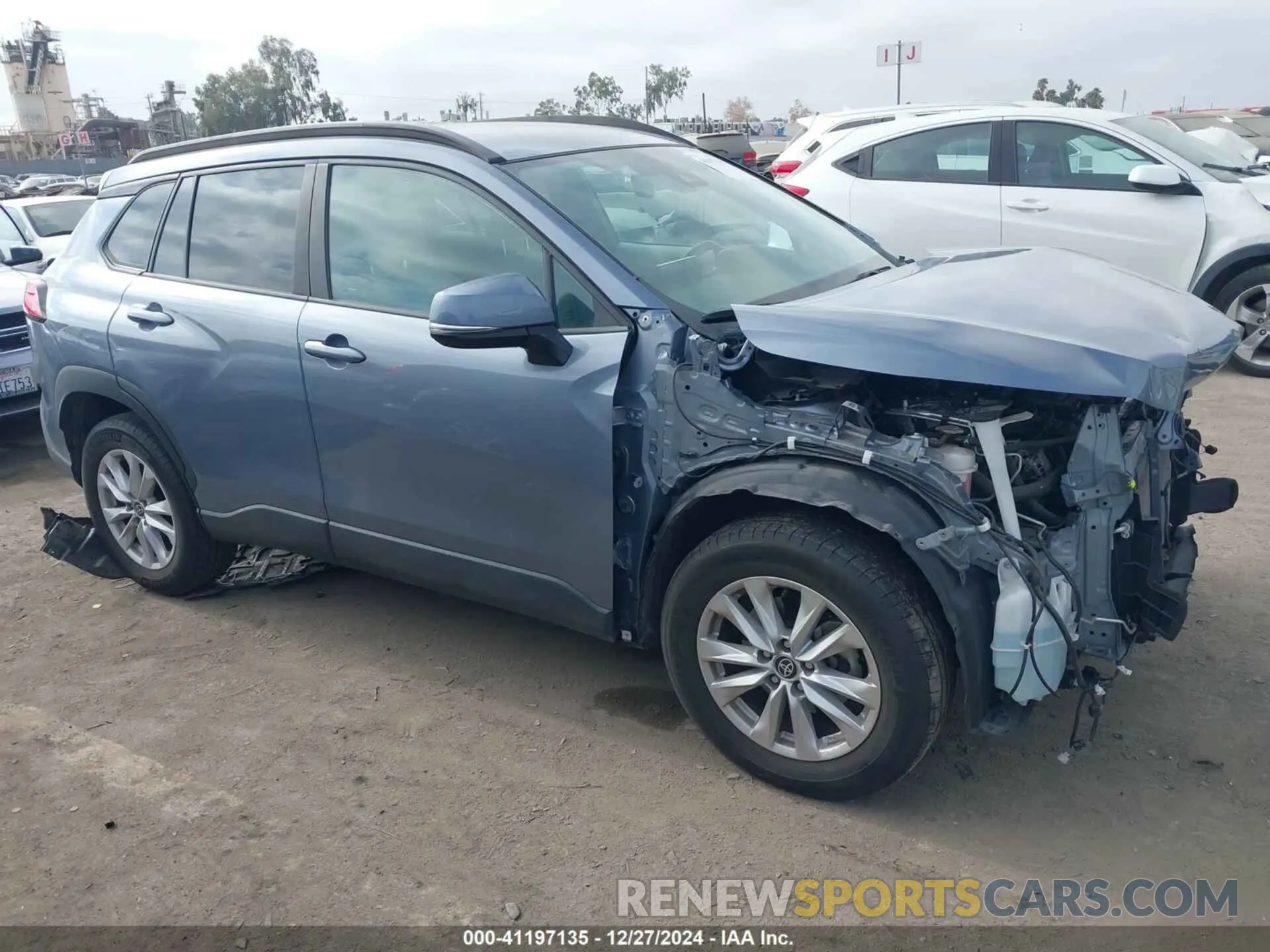 14 fotografías del automóvil dañado 7MUCAABG0NV012640 TOYOTA COROLLA CROSS 2022