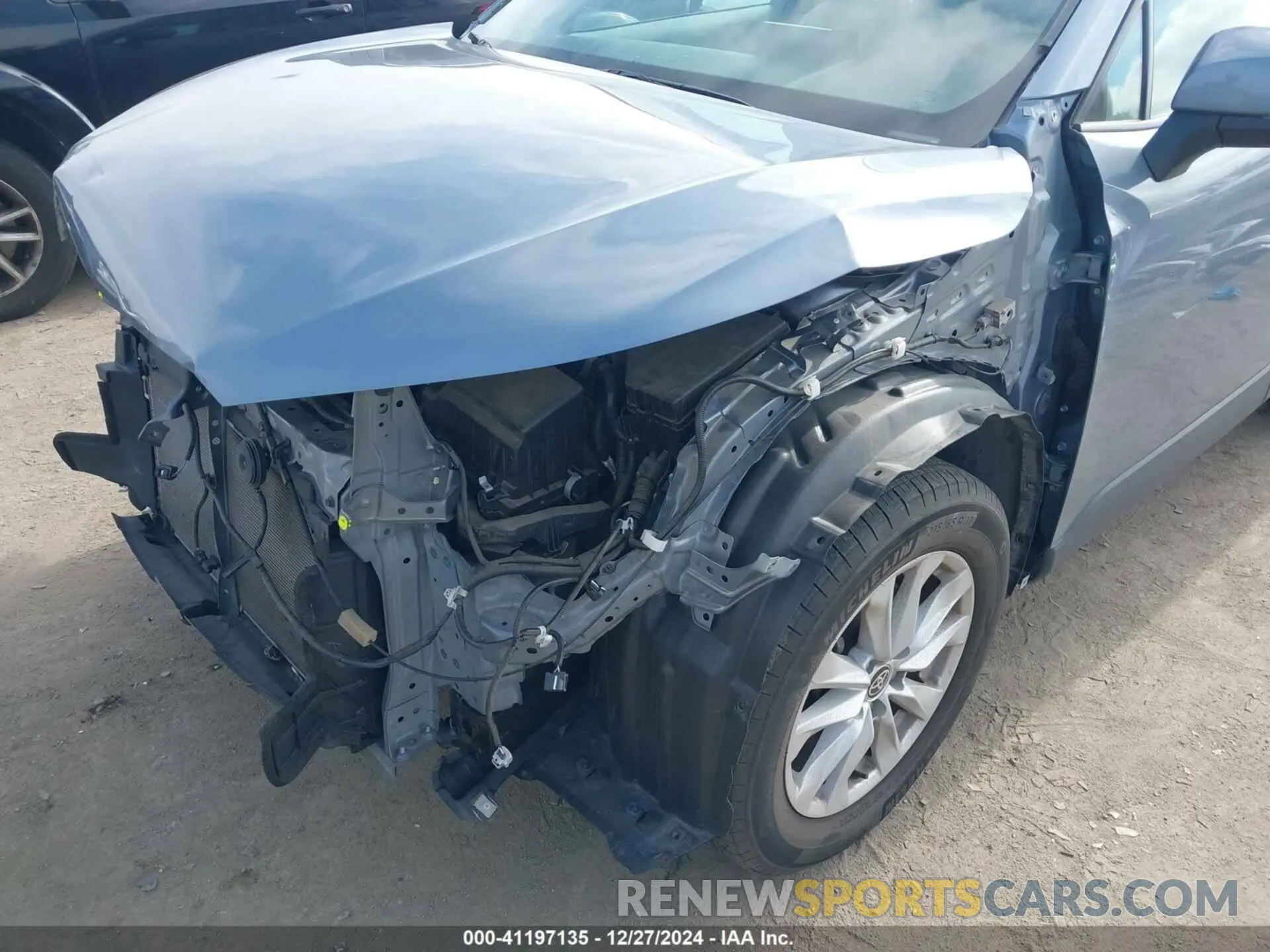 18 fotografías del automóvil dañado 7MUCAABG0NV012640 TOYOTA COROLLA CROSS 2022