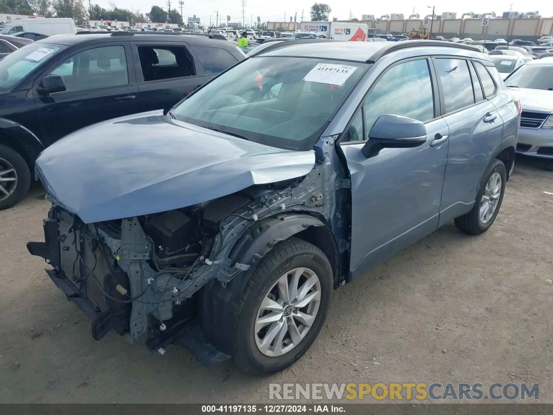 2 fotografías del automóvil dañado 7MUCAABG0NV012640 TOYOTA COROLLA CROSS 2022
