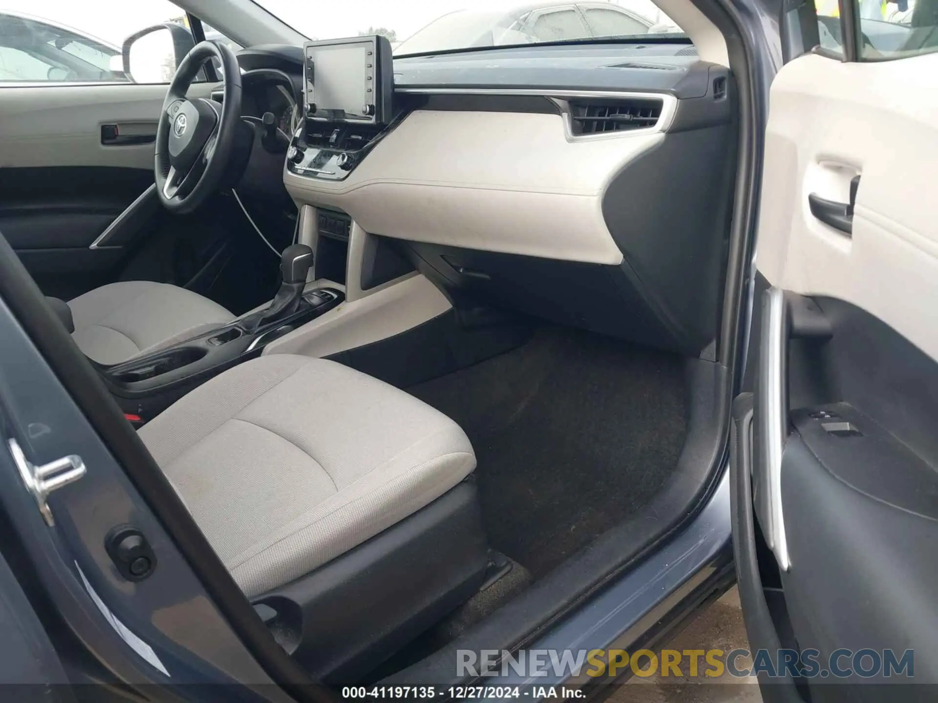 5 fotografías del automóvil dañado 7MUCAABG0NV012640 TOYOTA COROLLA CROSS 2022