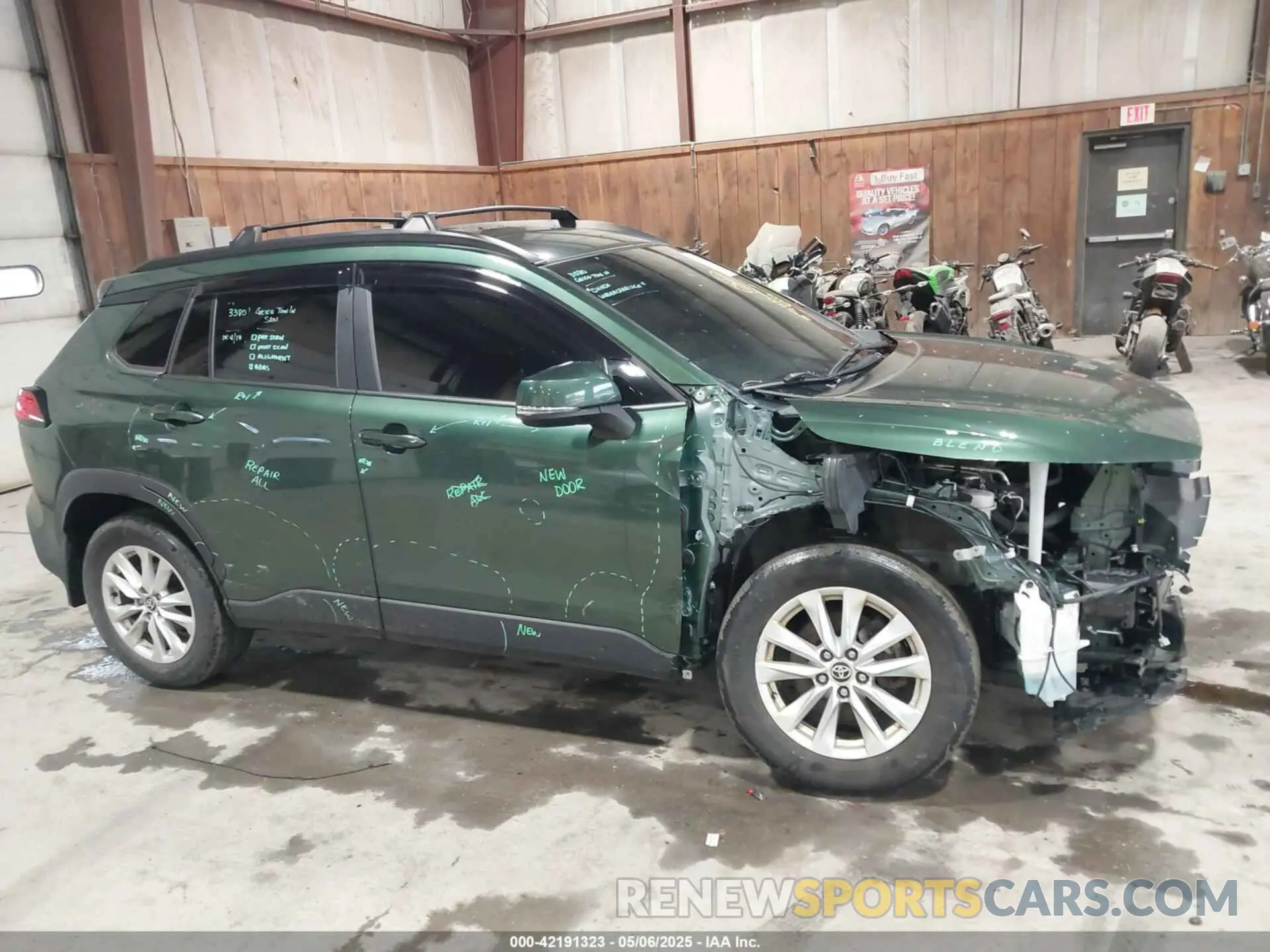 17 fotografías del automóvil dañado 7MUCAABG2NV038656 TOYOTA COROLLA CROSS 2022