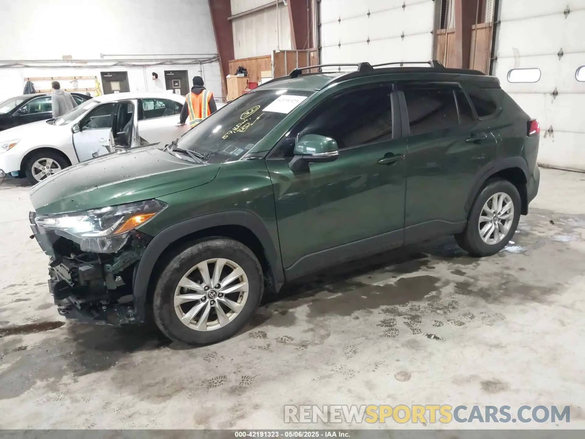 2 fotografías del automóvil dañado 7MUCAABG2NV038656 TOYOTA COROLLA CROSS 2022