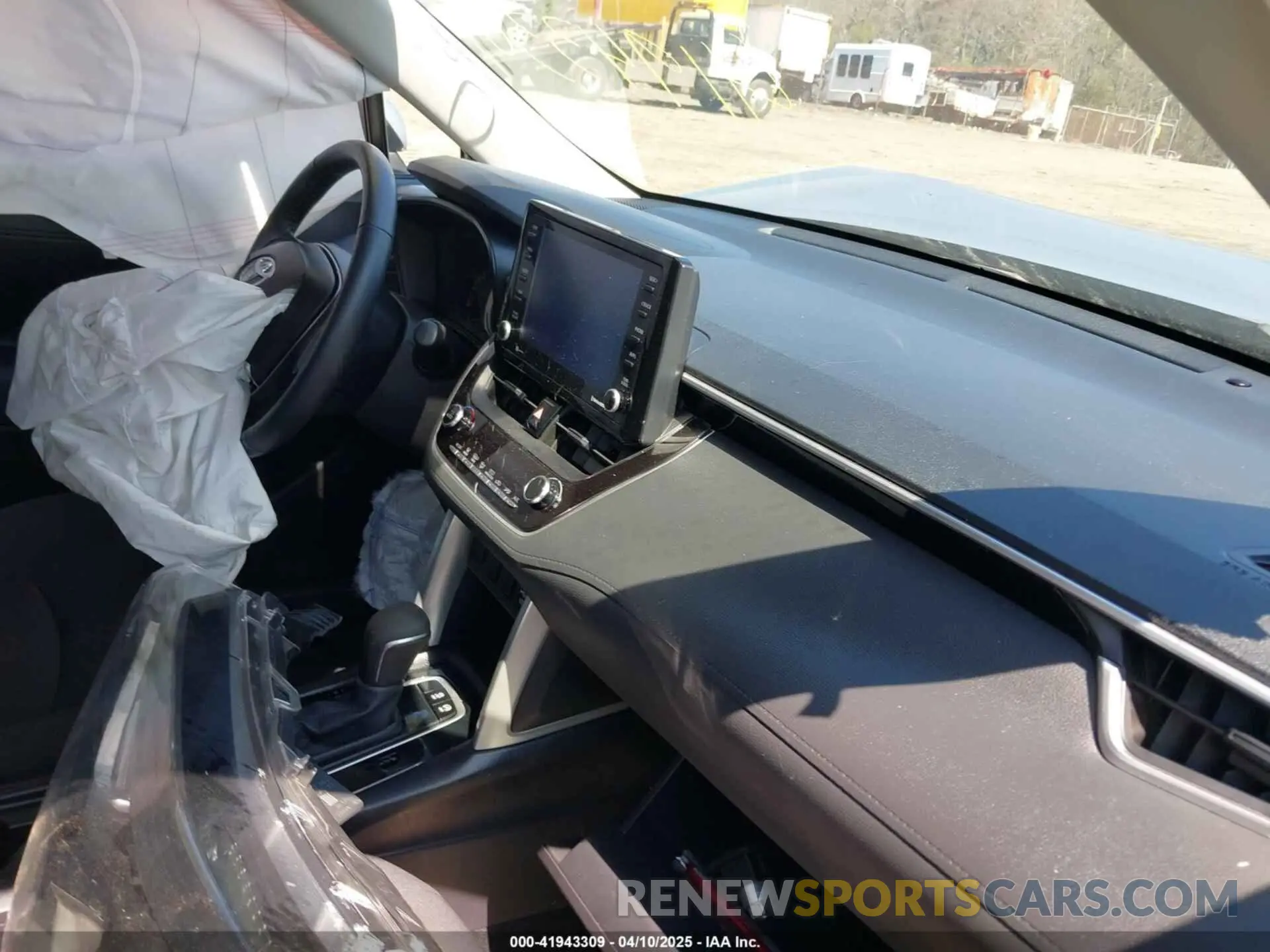 5 fotografías del automóvil dañado 7MUCAABG5NV021933 TOYOTA COROLLA CROSS 2022